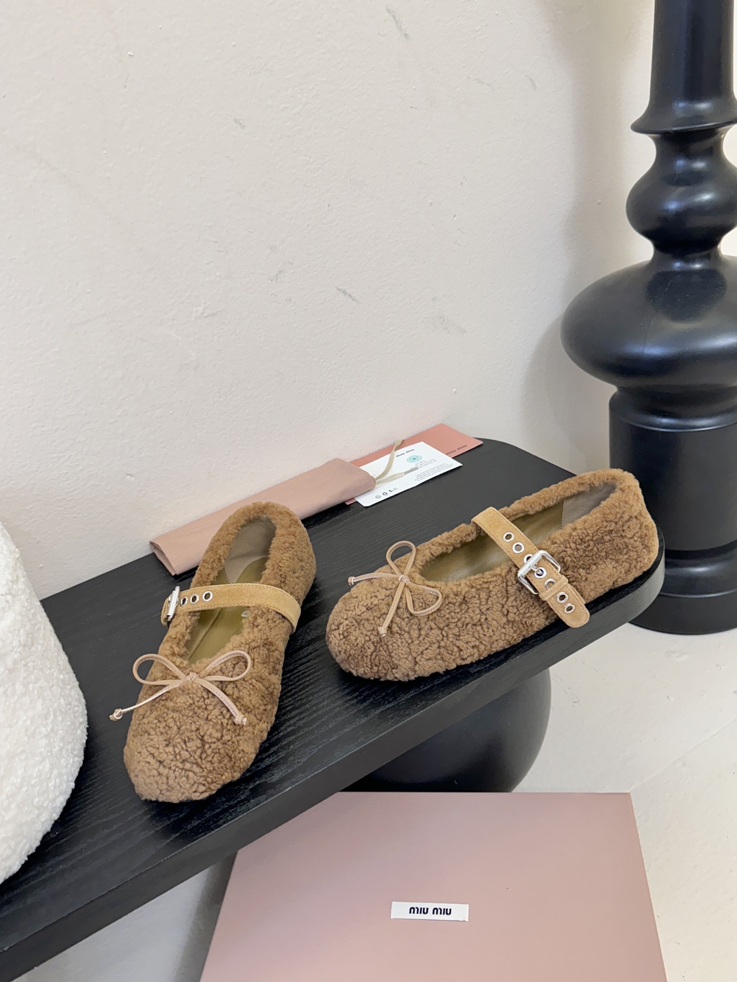 25Ss秋冬新款Miu Miu 缪缪 蝴蝶结玛丽珍羊卷毛芭蕾舞单鞋这款羊卷毛芭蕾平底鞋上，羊卷毛不仅突显