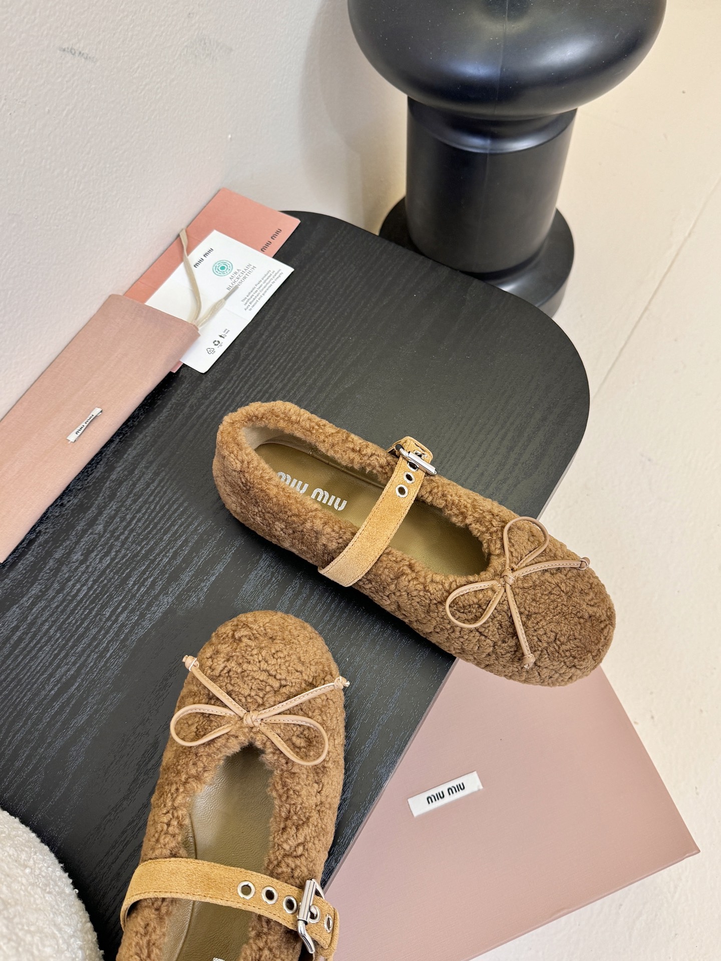 25Ss秋冬新款Miu Miu 缪缪 蝴蝶结玛丽珍羊卷毛芭蕾舞单鞋这款羊卷毛芭蕾平底鞋上，羊卷毛不仅突显