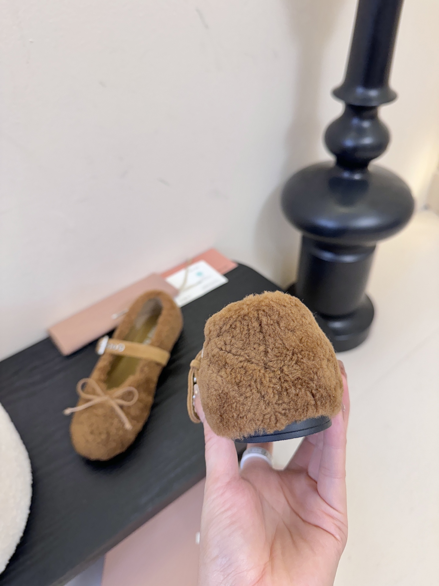 25Ss秋冬新款Miu Miu 缪缪 蝴蝶结玛丽珍羊卷毛芭蕾舞单鞋这款羊卷毛芭蕾平底鞋上，羊卷毛不仅突显