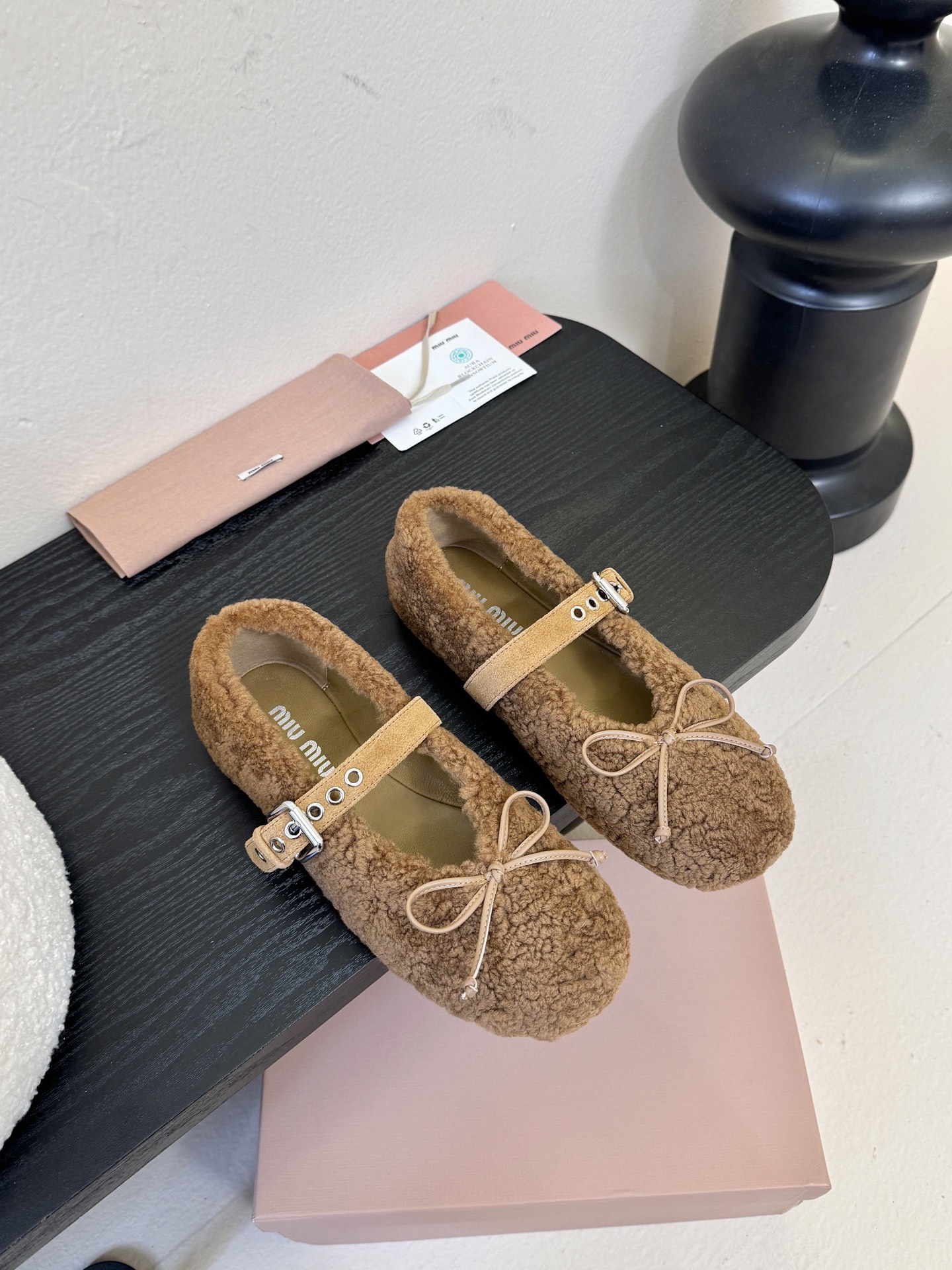 25Ss秋冬新款Miu Miu 缪缪 蝴蝶结玛丽珍羊卷毛芭蕾舞单鞋这款羊卷毛芭蕾平底鞋上，羊卷毛不仅突显