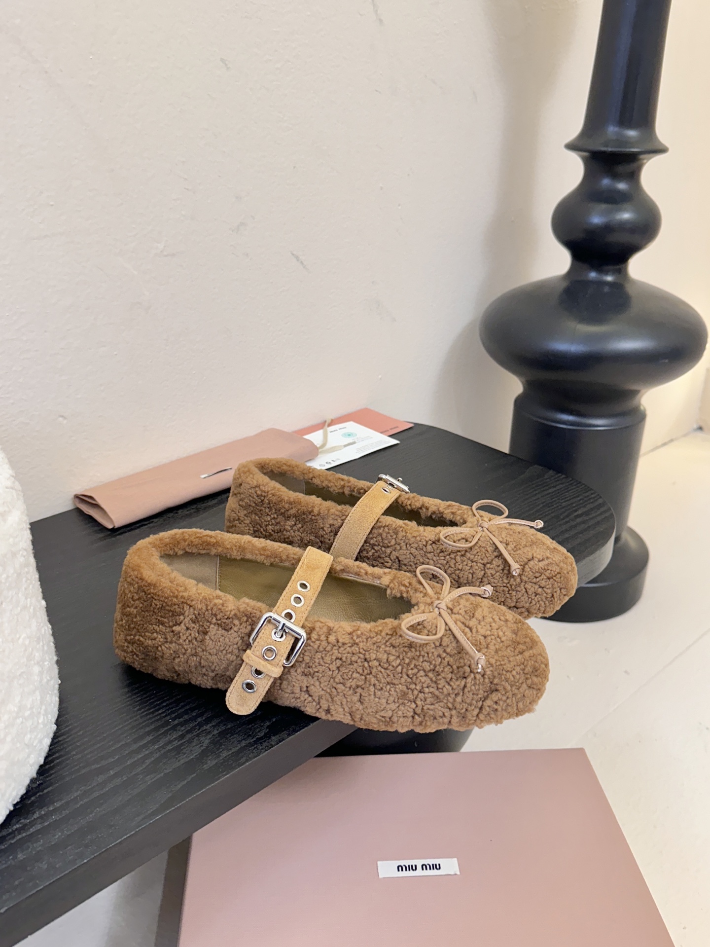 25Ss秋冬新款Miu Miu 缪缪 蝴蝶结玛丽珍羊卷毛芭蕾舞单鞋这款羊卷毛芭蕾平底鞋上，羊卷毛不仅突显