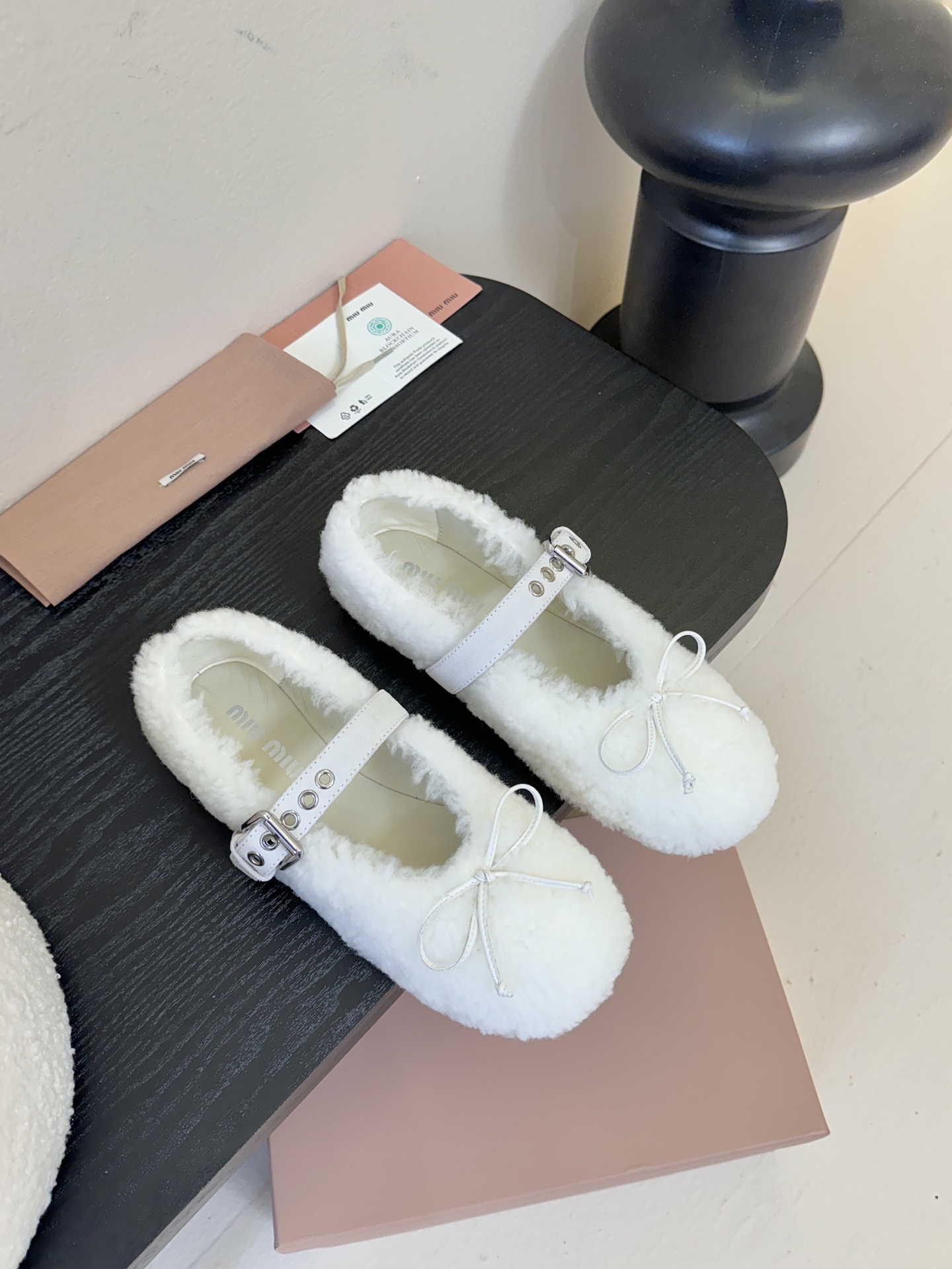 25Ss秋冬新款Miu Miu 缪缪 蝴蝶结玛丽珍羊卷毛芭蕾舞单鞋这款羊卷毛芭蕾平底鞋上，羊卷毛不仅突显