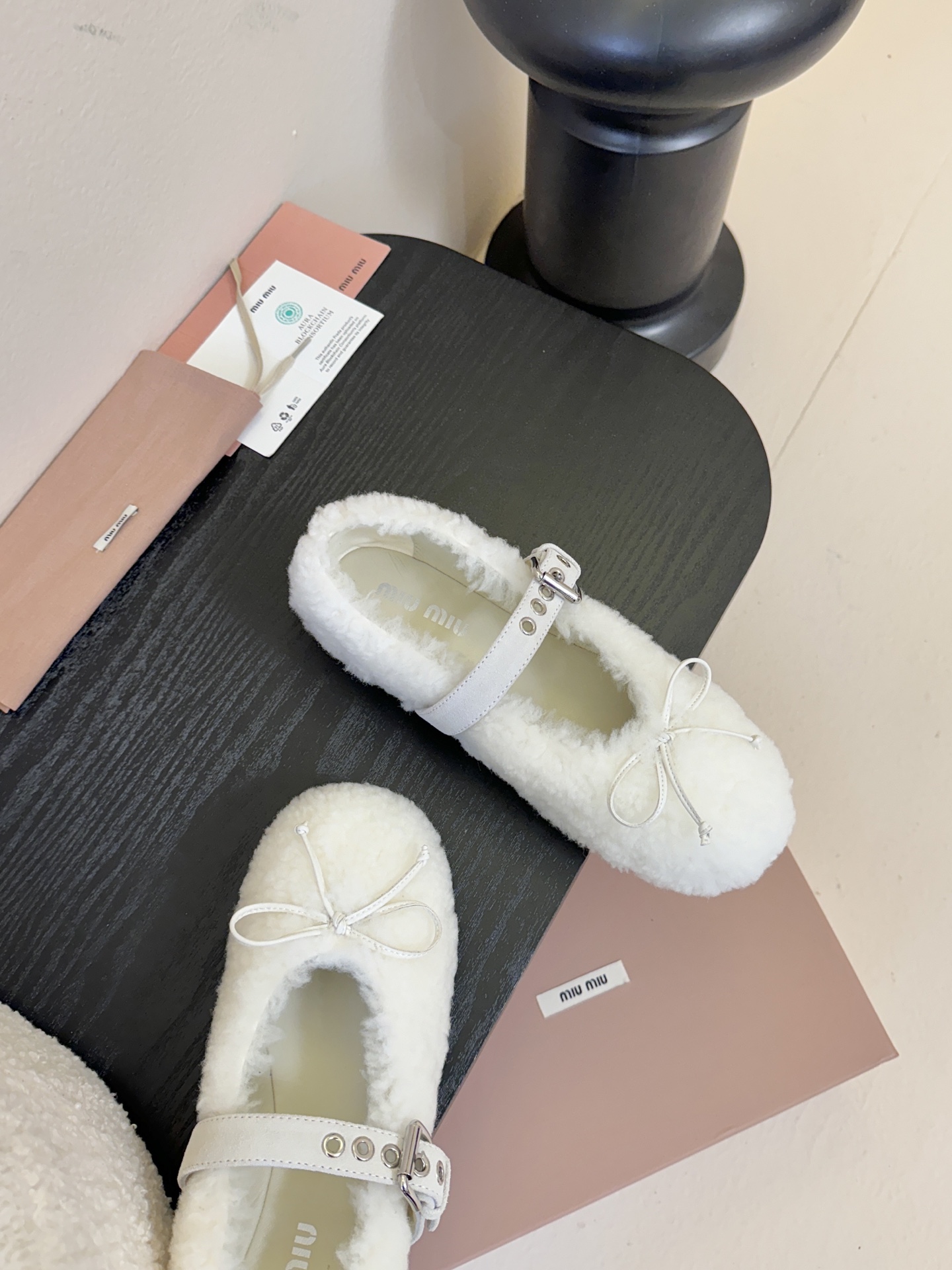 25Ss秋冬新款Miu Miu 缪缪 蝴蝶结玛丽珍羊卷毛芭蕾舞单鞋这款羊卷毛芭蕾平底鞋上，羊卷毛不仅突显