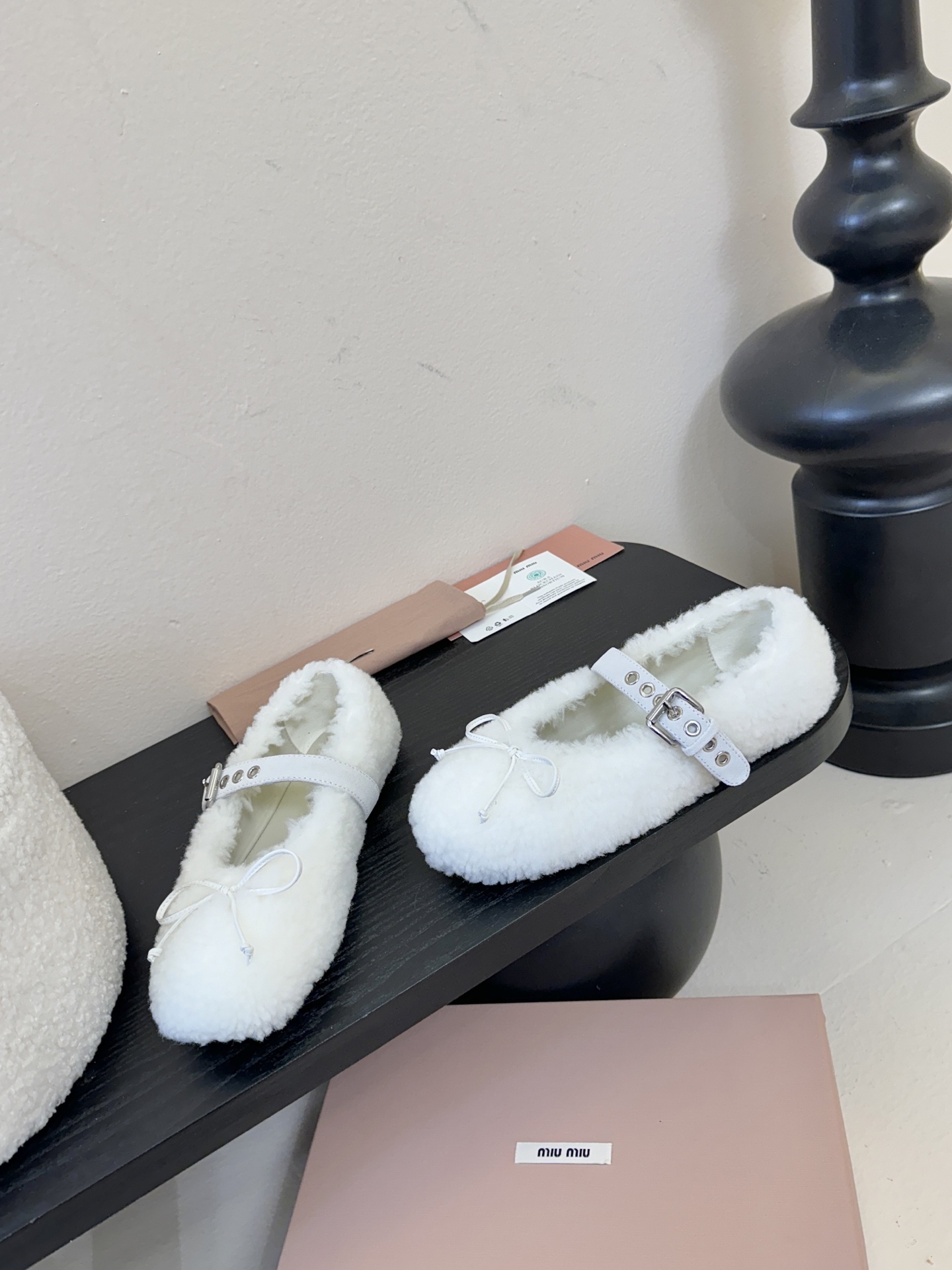 25Ss秋冬新款Miu Miu 缪缪 蝴蝶结玛丽珍羊卷毛芭蕾舞单鞋这款羊卷毛芭蕾平底鞋上，羊卷毛不仅突显