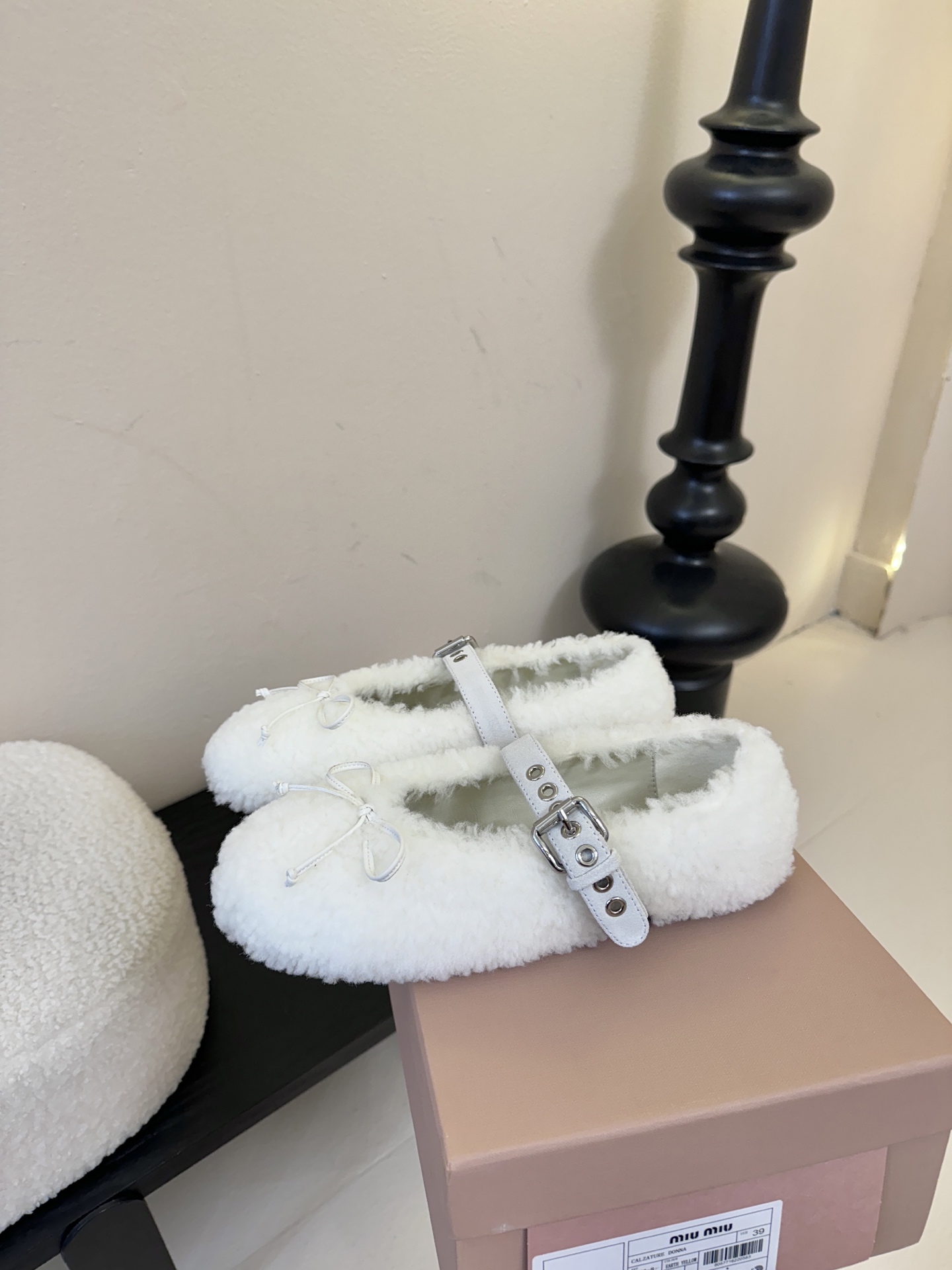 25Ss秋冬新款Miu Miu 缪缪 蝴蝶结玛丽珍羊卷毛芭蕾舞单鞋这款羊卷毛芭蕾平底鞋上，羊卷毛不仅突显