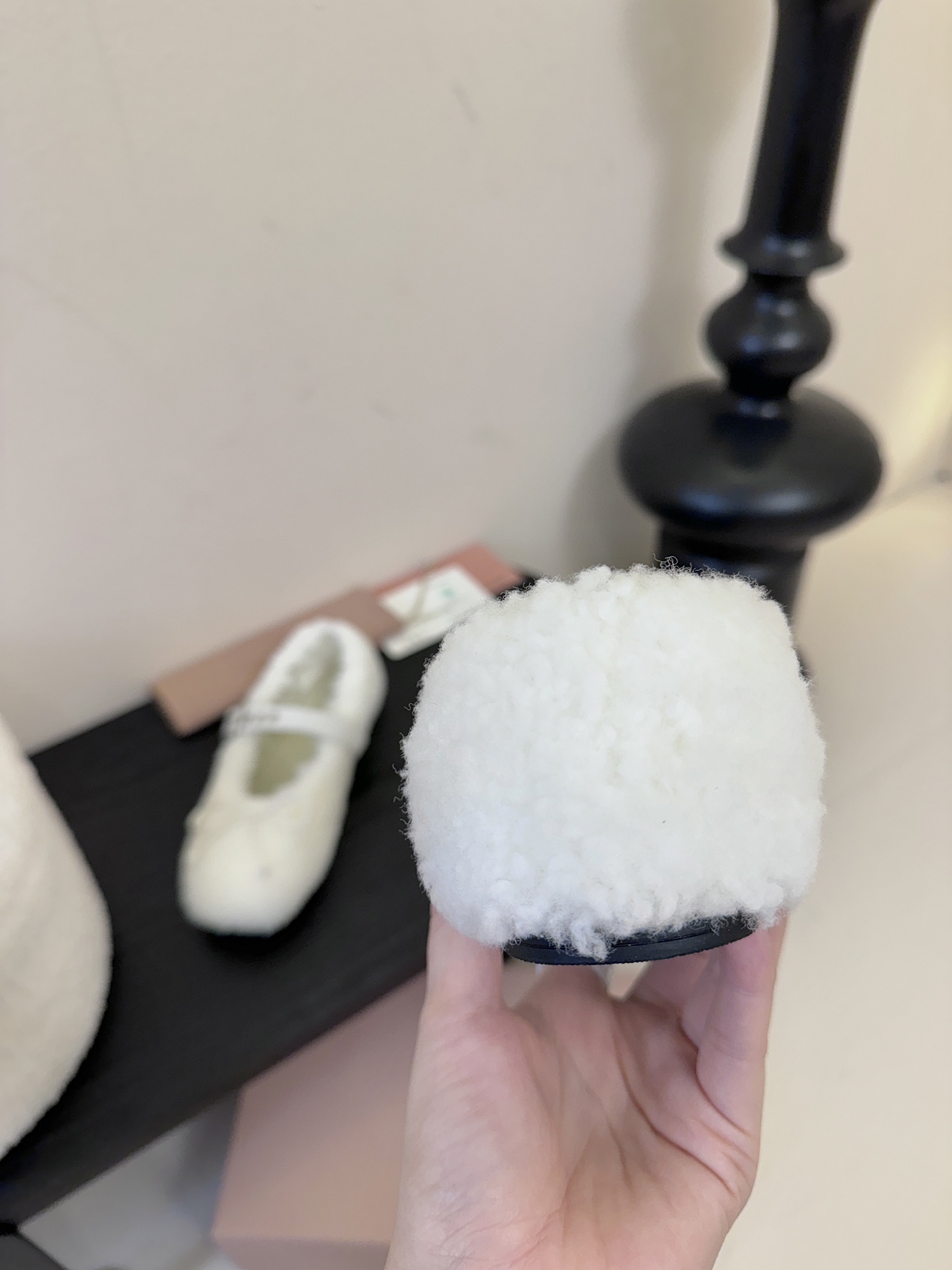 25Ss秋冬新款Miu Miu 缪缪 蝴蝶结玛丽珍羊卷毛芭蕾舞单鞋这款羊卷毛芭蕾平底鞋上，羊卷毛不仅突显