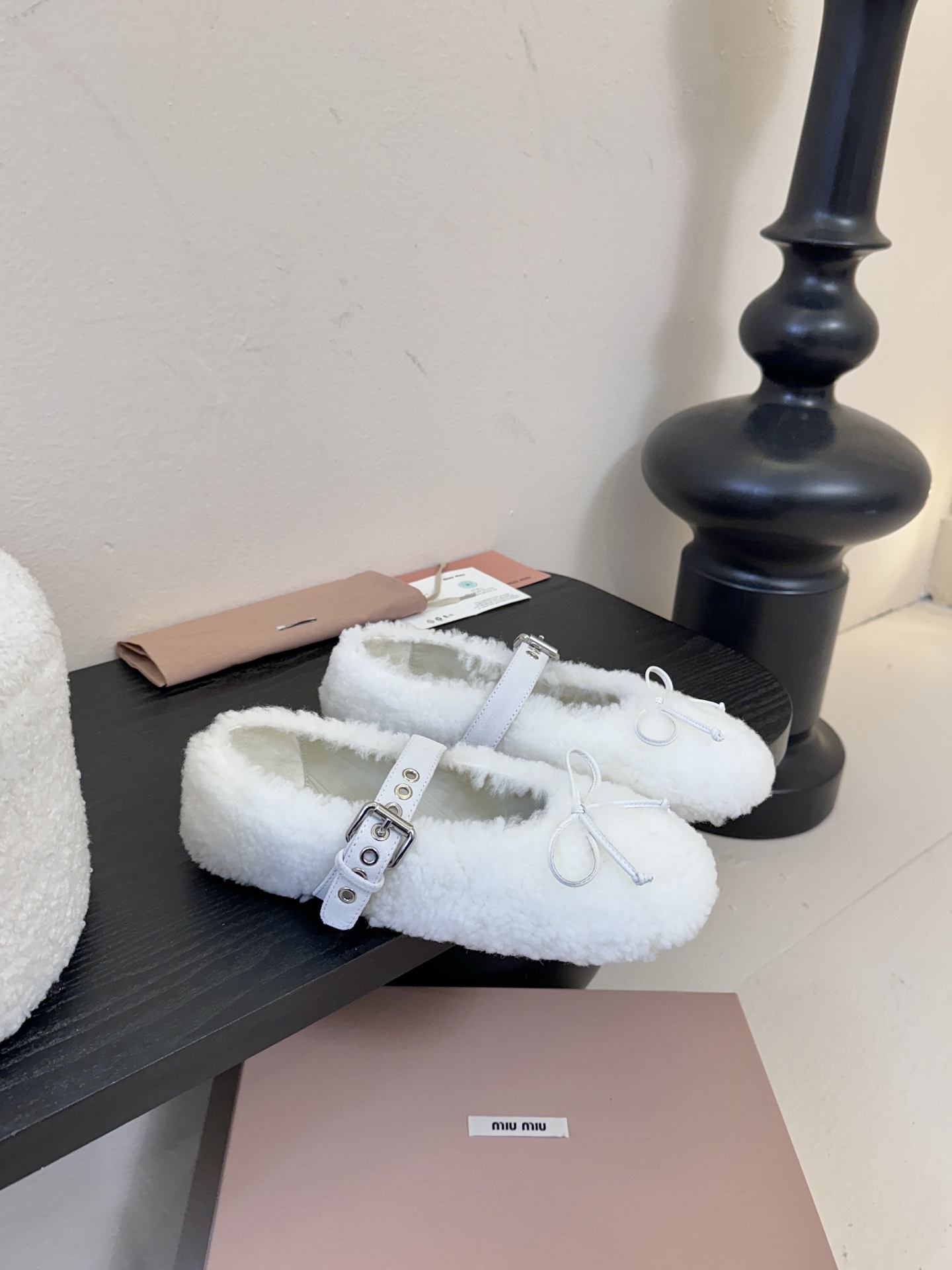 25Ss秋冬新款Miu Miu 缪缪 蝴蝶结玛丽珍羊卷毛芭蕾舞单鞋这款羊卷毛芭蕾平底鞋上，羊卷毛不仅突显