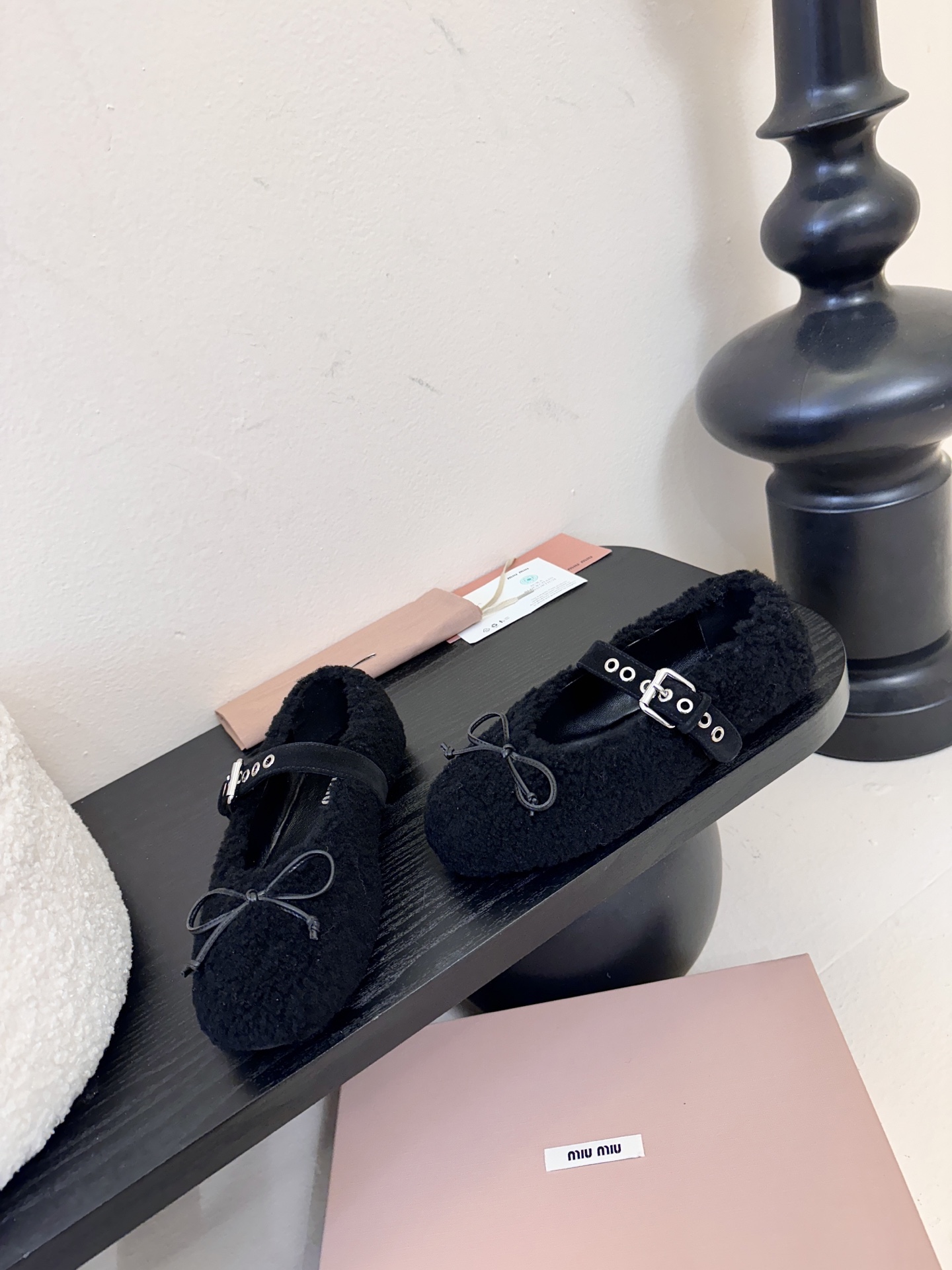 25Ss秋冬新款Miu Miu 缪缪 蝴蝶结玛丽珍羊卷毛芭蕾舞单鞋这款羊卷毛芭蕾平底鞋上，羊卷毛不仅突显