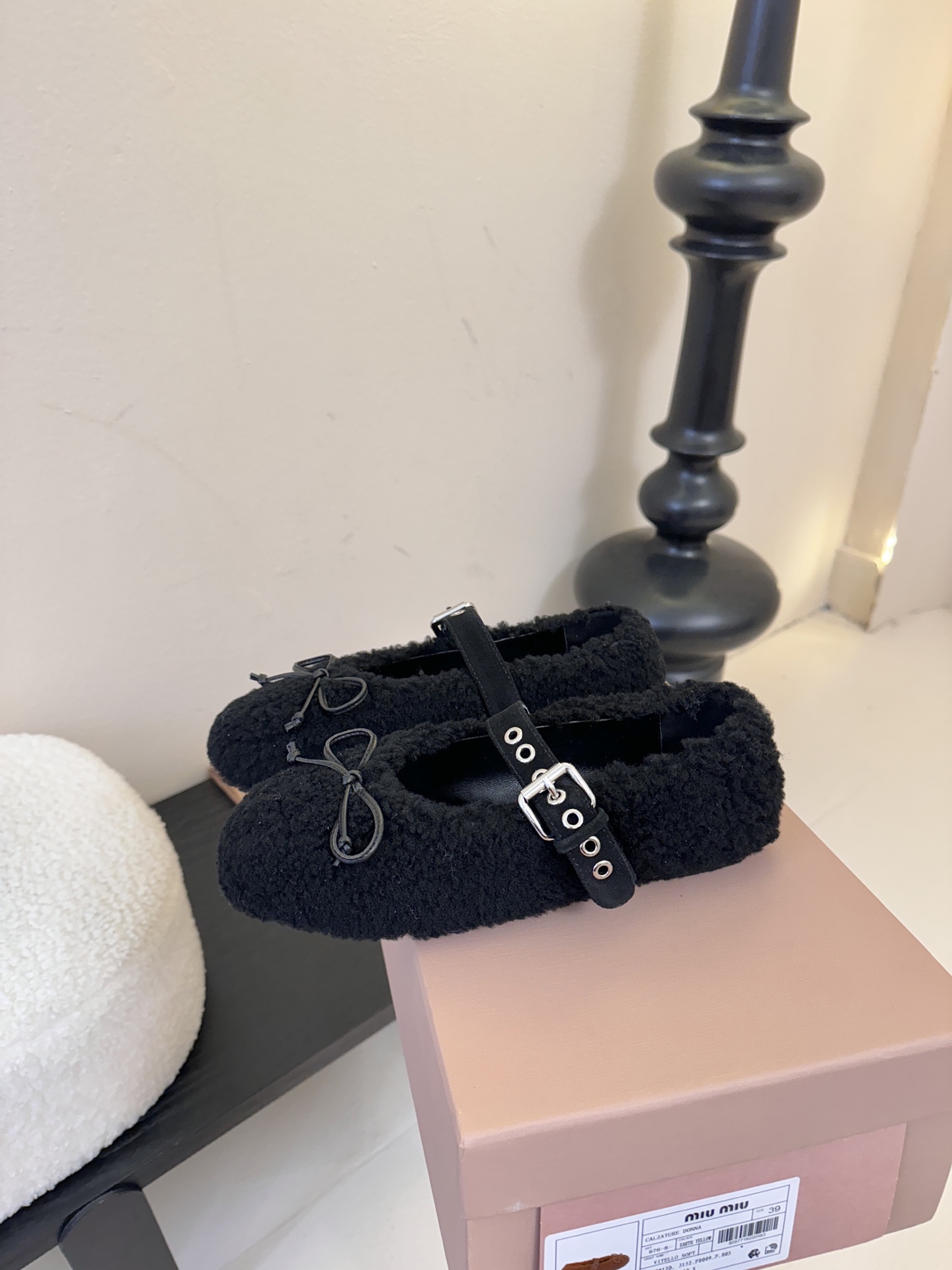 25Ss秋冬新款Miu Miu 缪缪 蝴蝶结玛丽珍羊卷毛芭蕾舞单鞋这款羊卷毛芭蕾平底鞋上，羊卷毛不仅突显