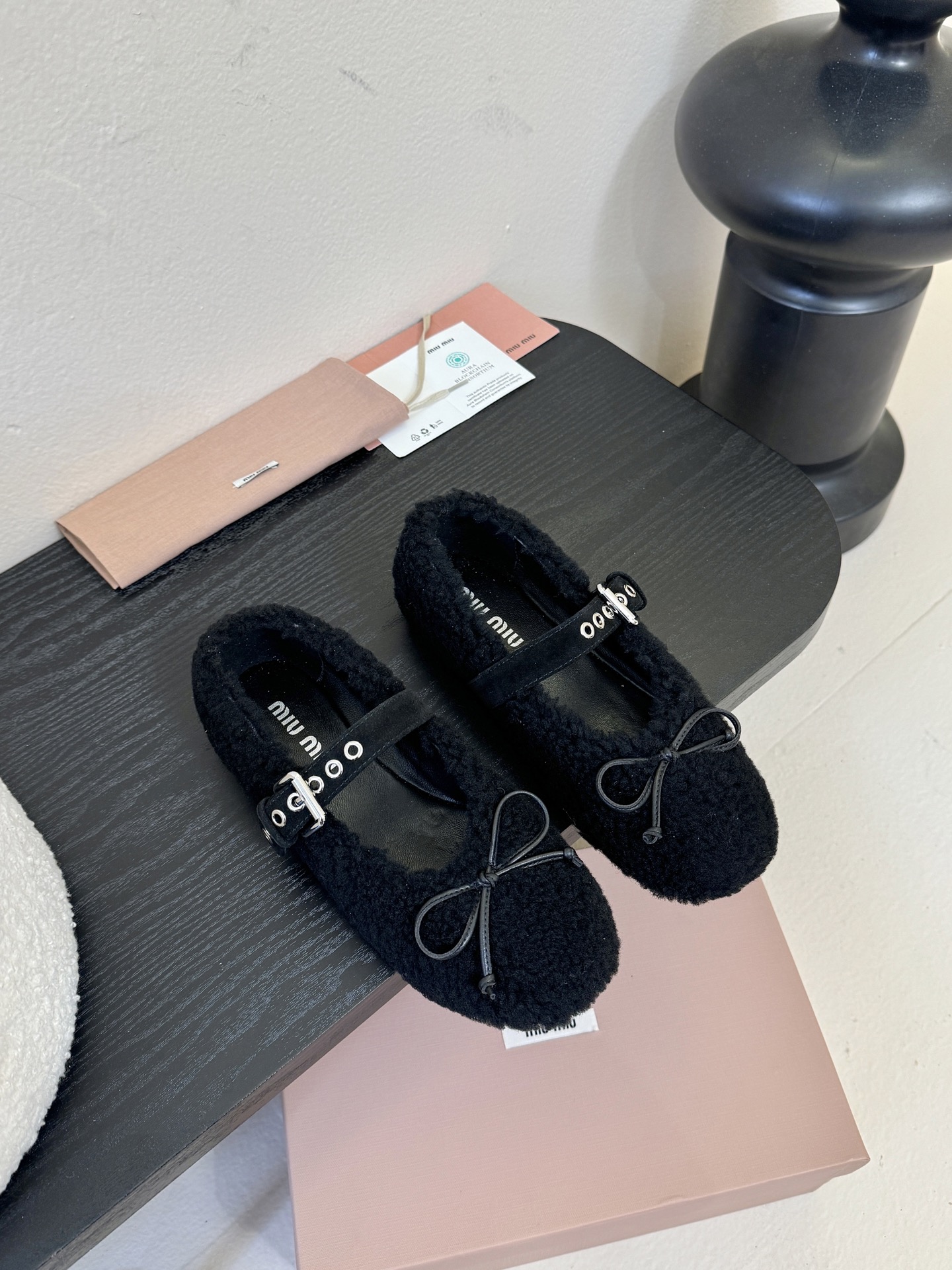 25Ss秋冬新款Miu Miu 缪缪 蝴蝶结玛丽珍羊卷毛芭蕾舞单鞋这款羊卷毛芭蕾平底鞋上，羊卷毛不仅突显