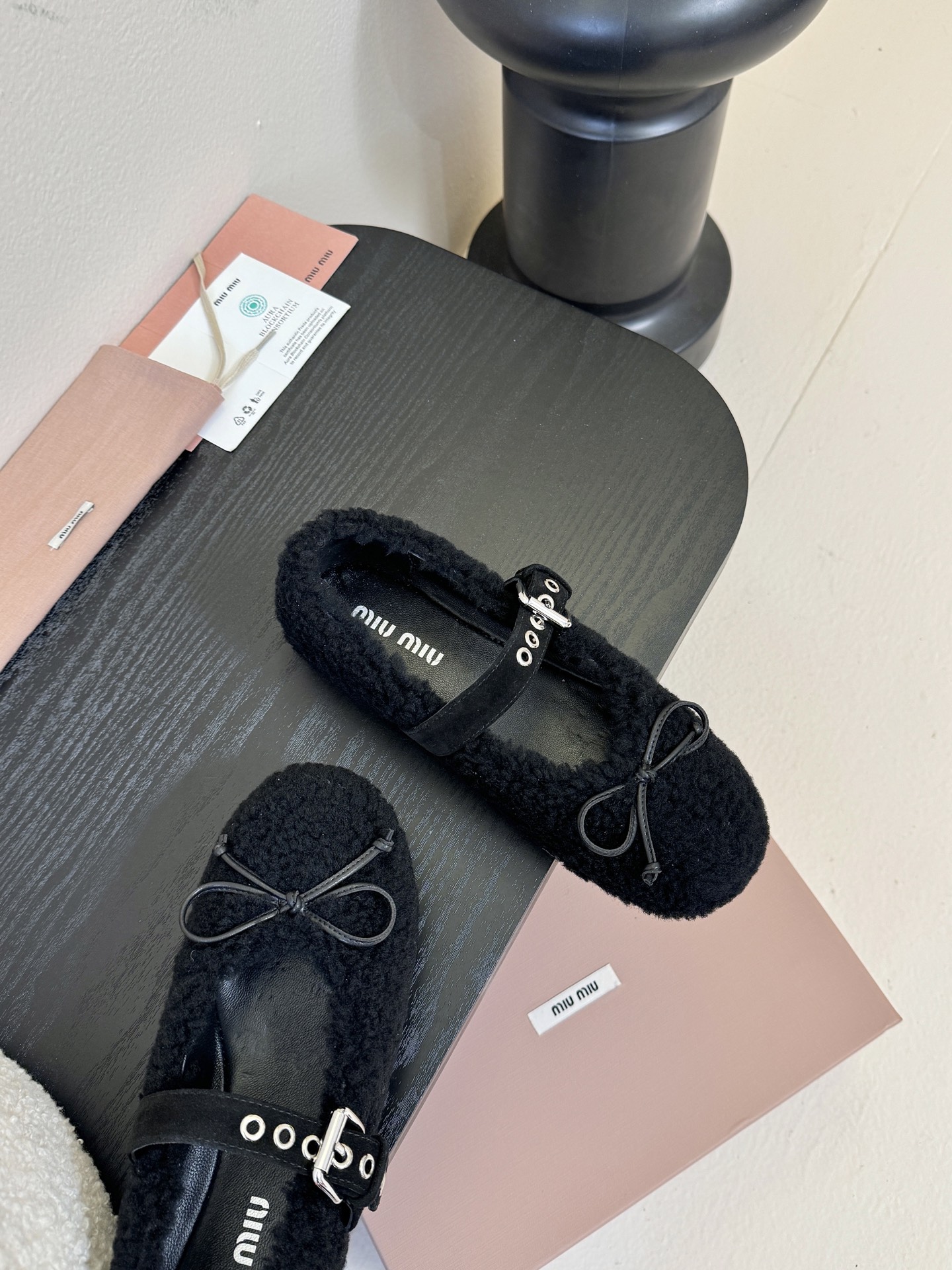 25Ss秋冬新款Miu Miu 缪缪 蝴蝶结玛丽珍羊卷毛芭蕾舞单鞋这款羊卷毛芭蕾平底鞋上，羊卷毛不仅突显