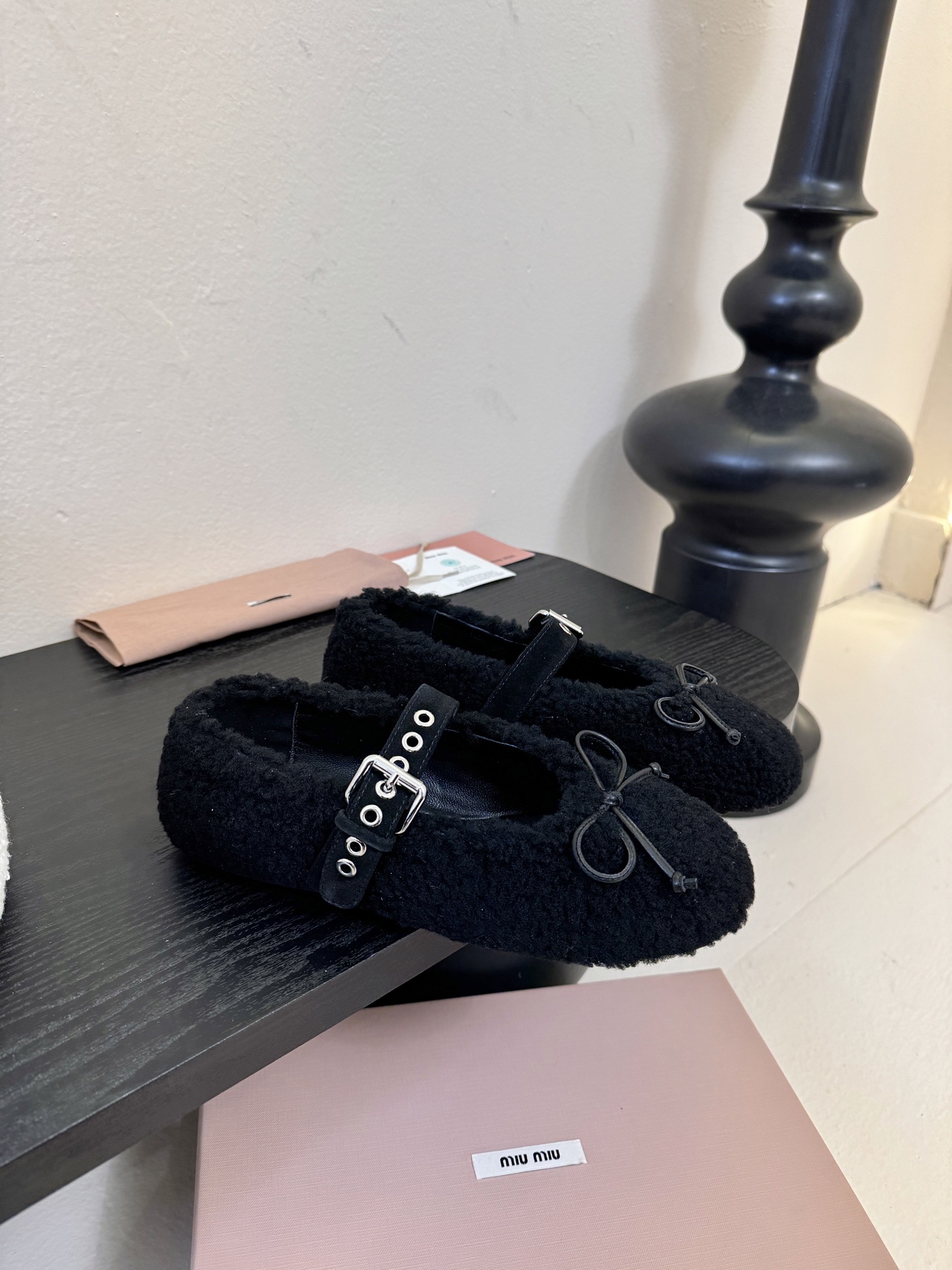 25Ss秋冬新款Miu Miu 缪缪 蝴蝶结玛丽珍羊卷毛芭蕾舞单鞋这款羊卷毛芭蕾平底鞋上，羊卷毛不仅突显