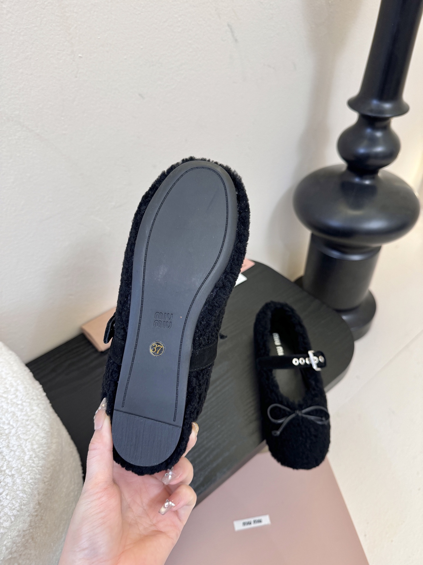 25Ss秋冬新款Miu Miu 缪缪 蝴蝶结玛丽珍羊卷毛芭蕾舞单鞋这款羊卷毛芭蕾平底鞋上，羊卷毛不仅突显