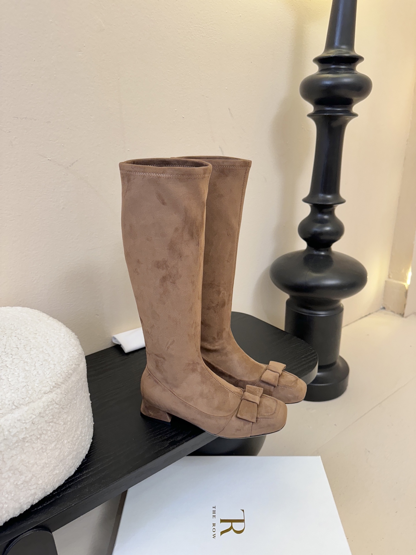 THE ROW 25ss秋冬新款 TR蝴蝶结方头粗跟弹力长靴弹力材质穿着起来舒适又有造型感，绝对是本季秋