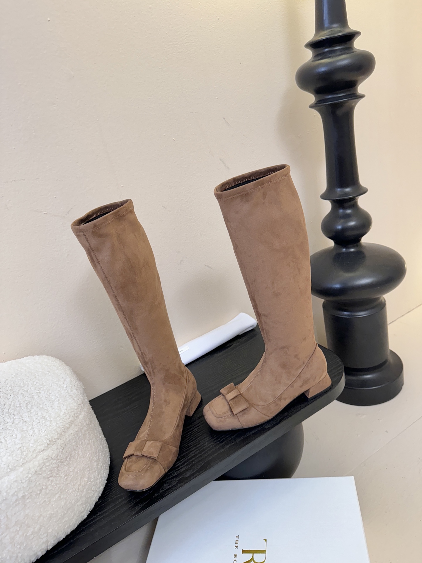 THE ROW 25ss秋冬新款 TR蝴蝶结方头粗跟弹力长靴弹力材质穿着起来舒适又有造型感，绝对是本季秋