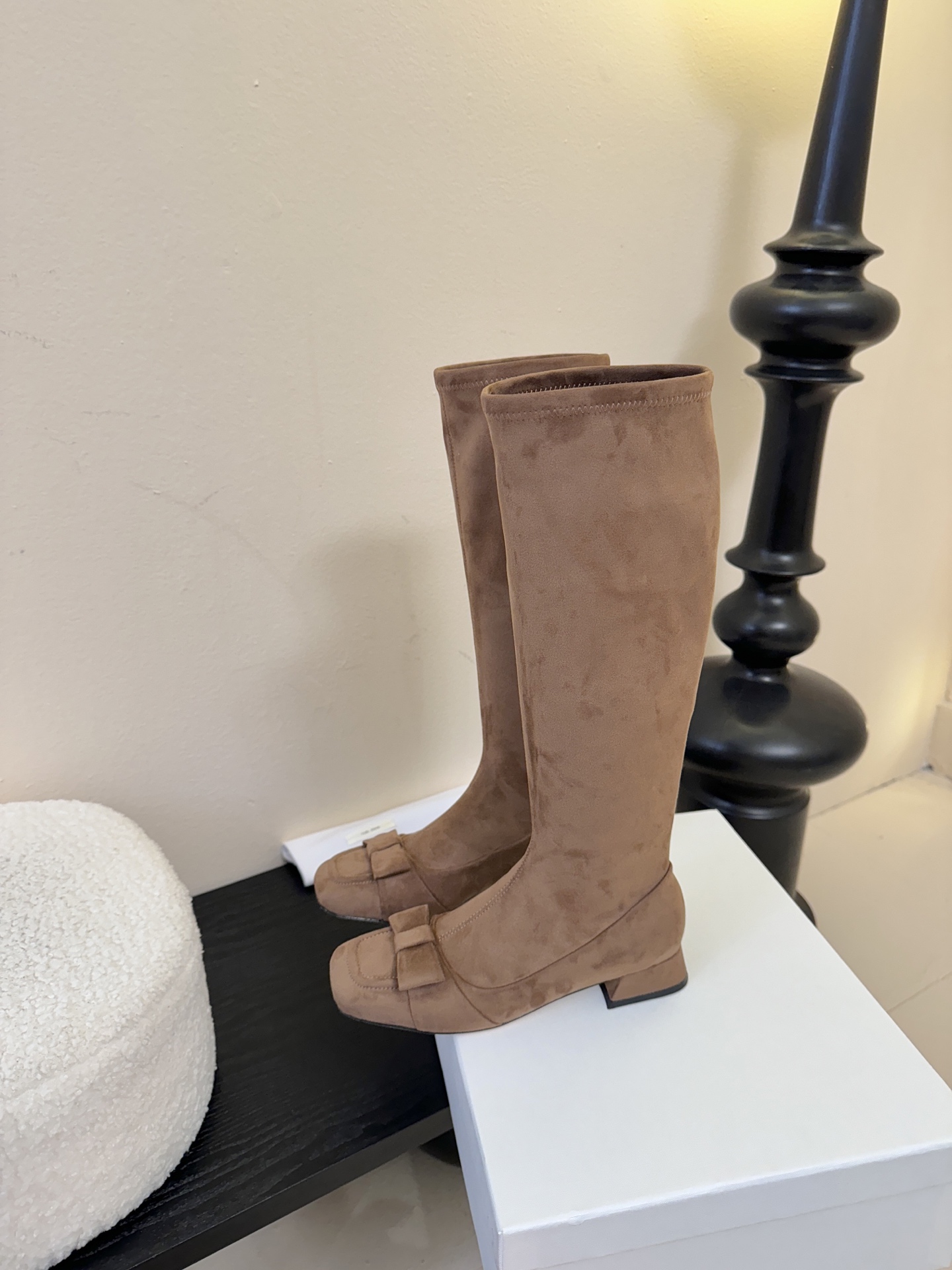 THE ROW 25ss秋冬新款 TR蝴蝶结方头粗跟弹力长靴弹力材质穿着起来舒适又有造型感，绝对是本季秋