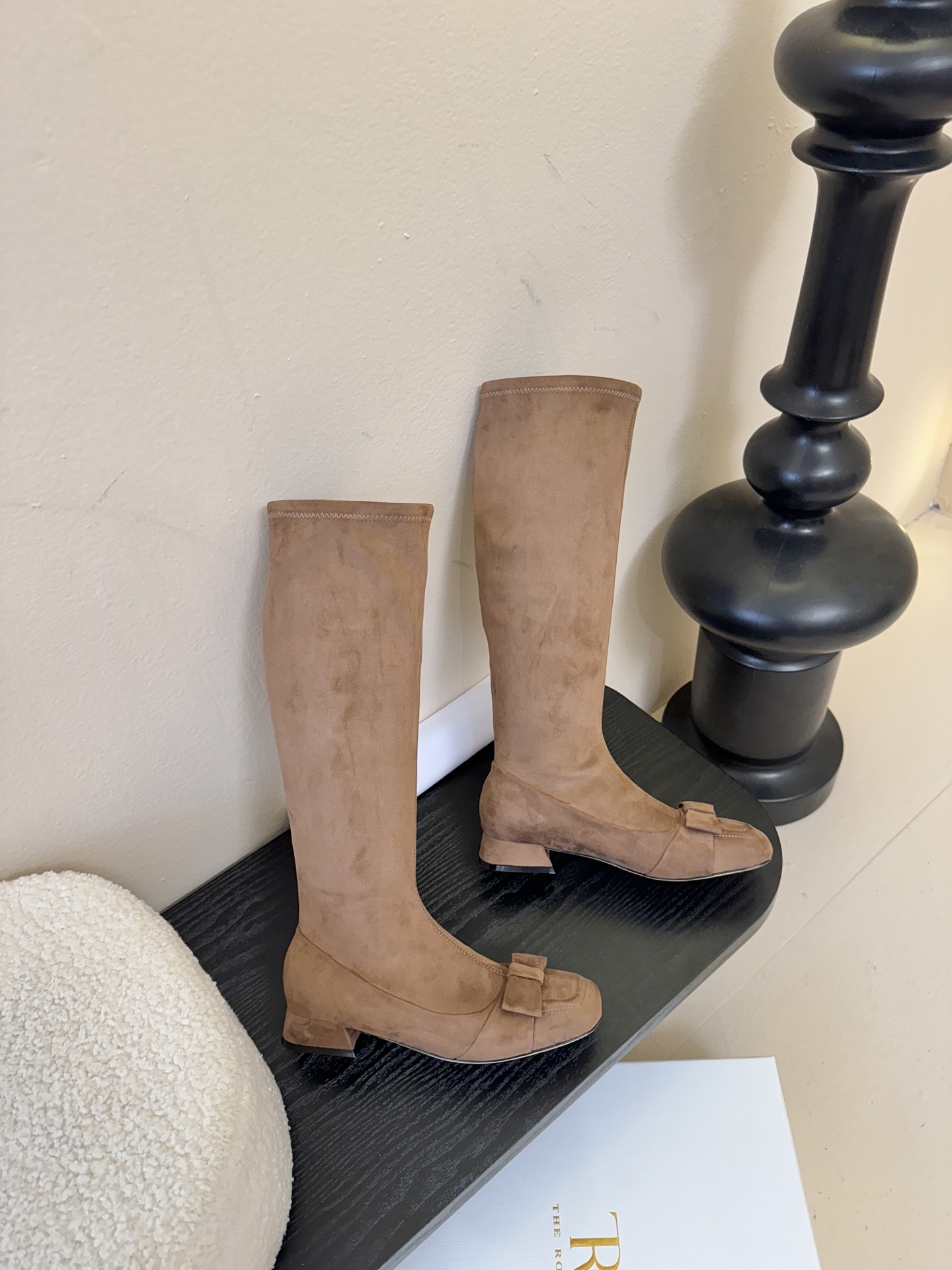 THE ROW 25ss秋冬新款 TR蝴蝶结方头粗跟弹力长靴弹力材质穿着起来舒适又有造型感，绝对是本季秋