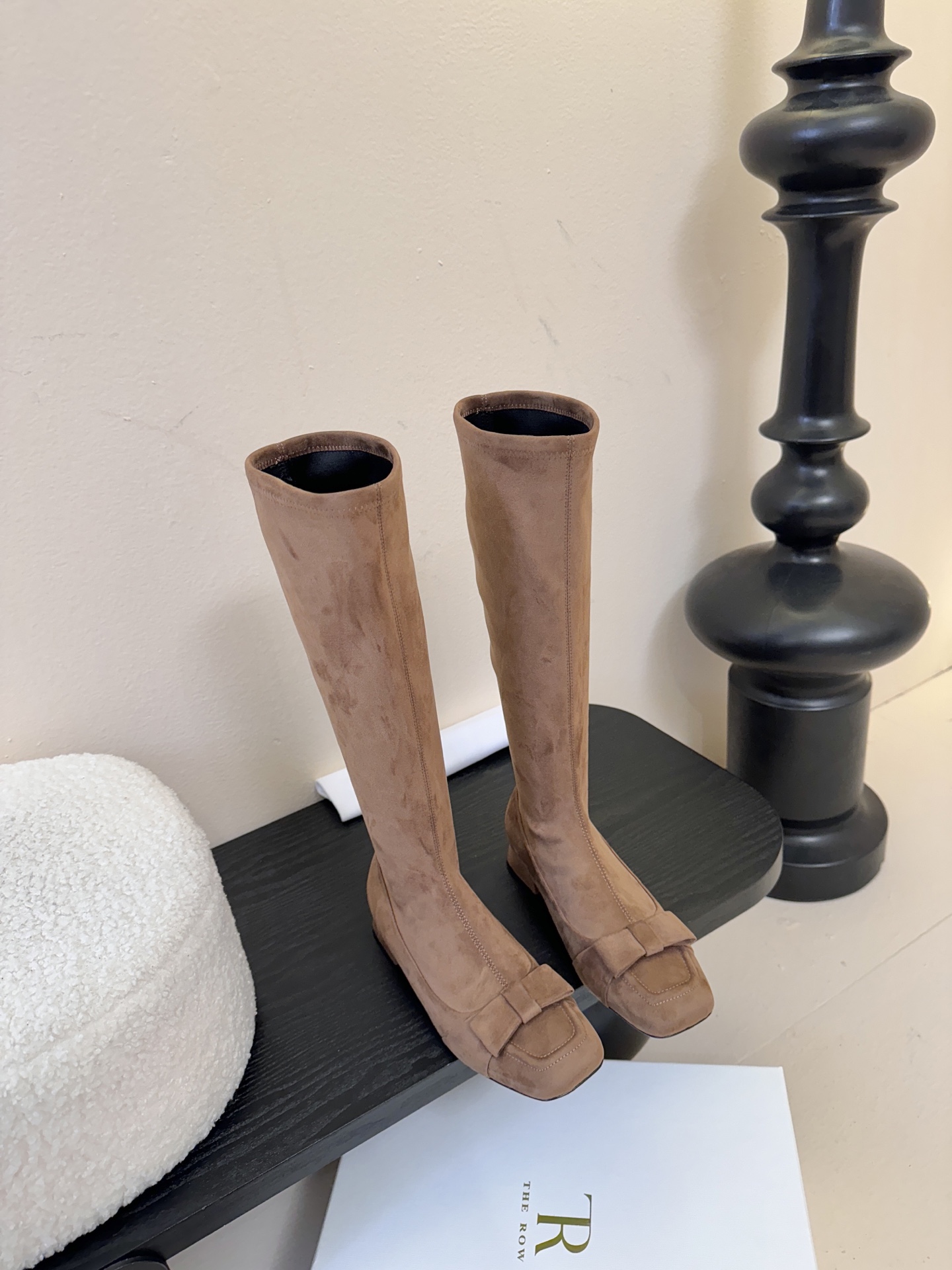 THE ROW 25ss秋冬新款 TR蝴蝶结方头粗跟弹力长靴弹力材质穿着起来舒适又有造型感，绝对是本季秋