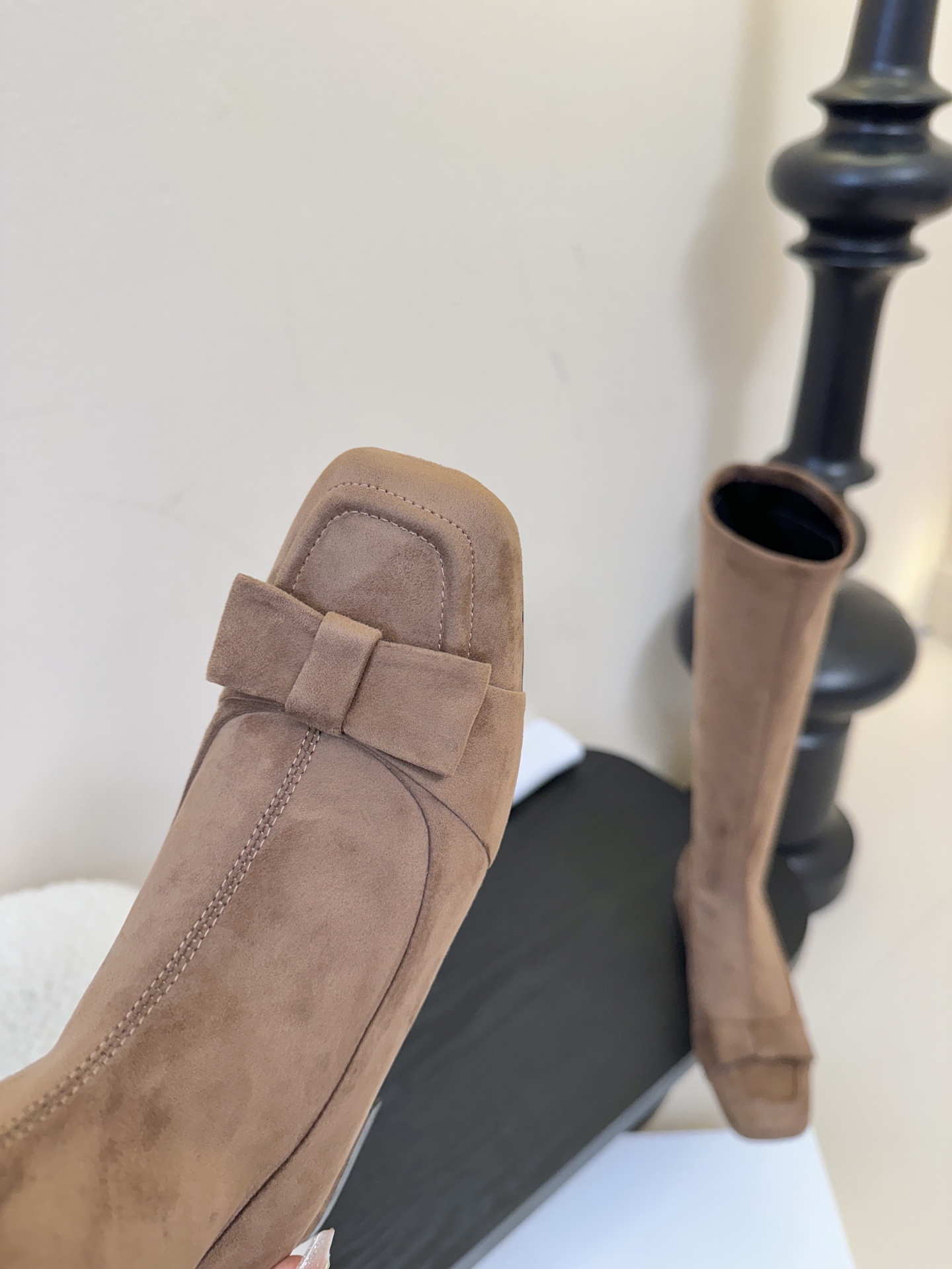 THE ROW 25ss秋冬新款 TR蝴蝶结方头粗跟弹力长靴弹力材质穿着起来舒适又有造型感，绝对是本季秋