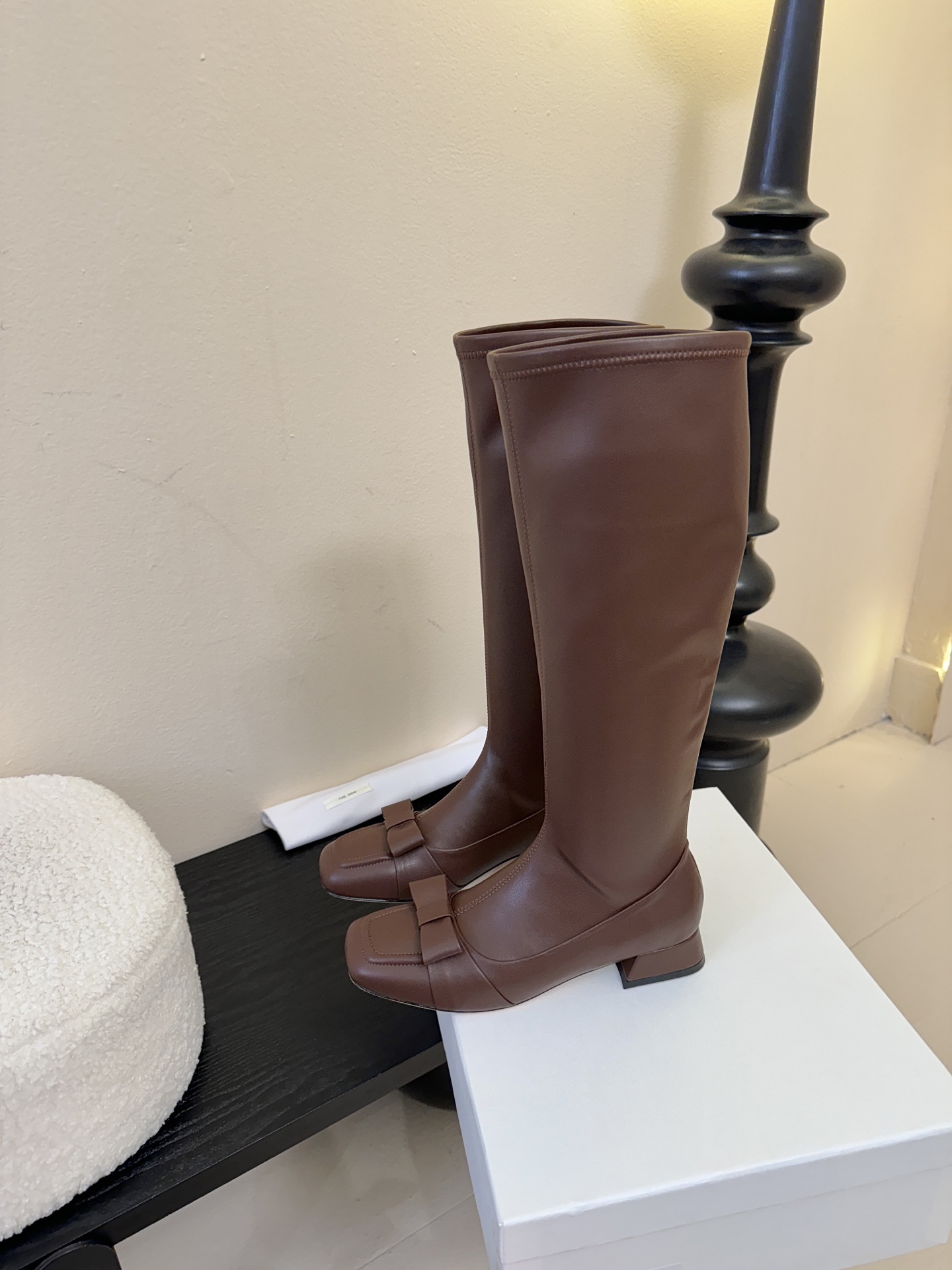 THE ROW 25ss秋冬新款 TR蝴蝶结方头粗跟弹力长靴弹力材质穿着起来舒适又有造型感，绝对是本季秋