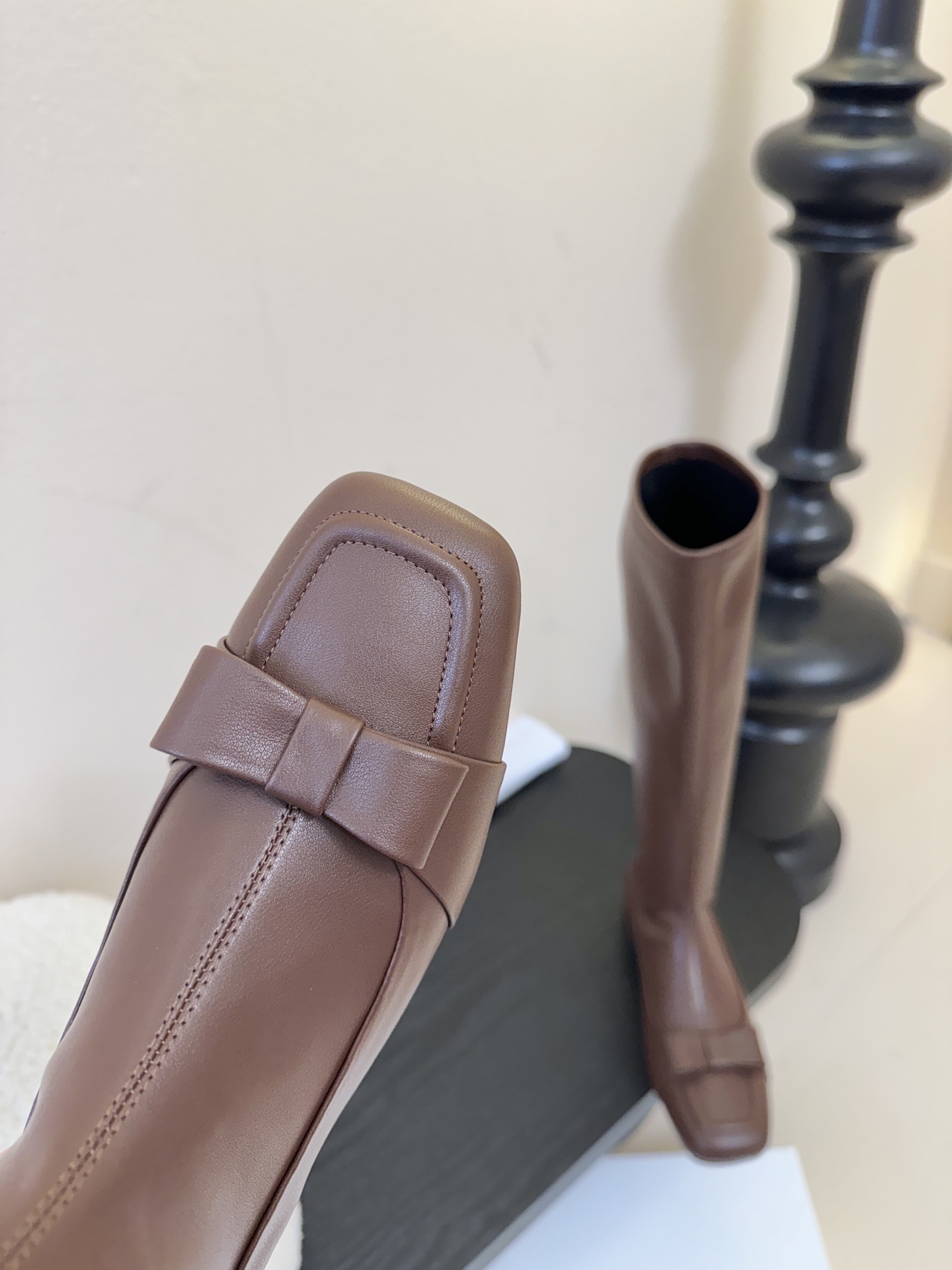 THE ROW 25ss秋冬新款 TR蝴蝶结方头粗跟弹力长靴弹力材质穿着起来舒适又有造型感，绝对是本季秋