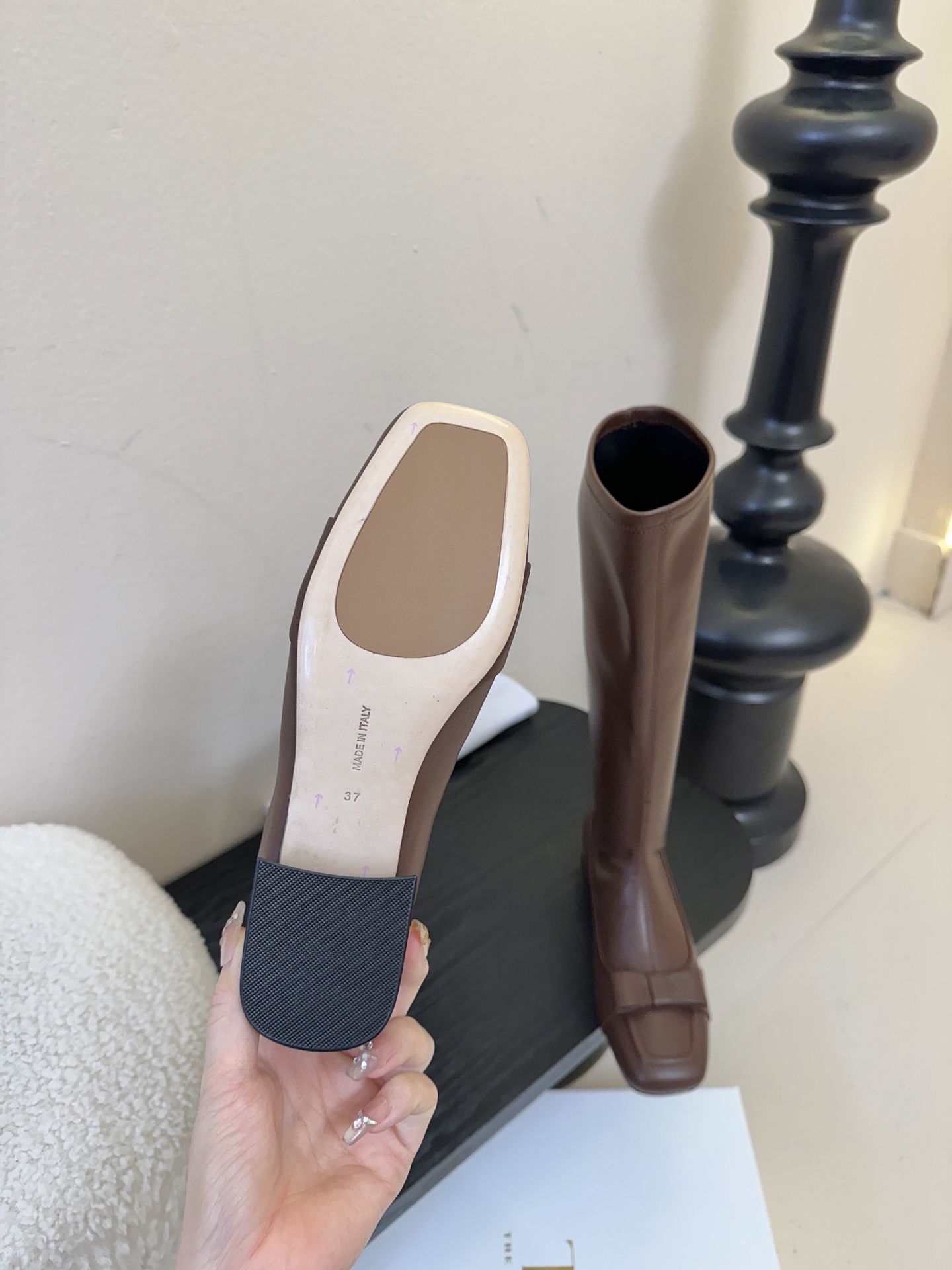 THE ROW 25ss秋冬新款 TR蝴蝶结方头粗跟弹力长靴弹力材质穿着起来舒适又有造型感，绝对是本季秋