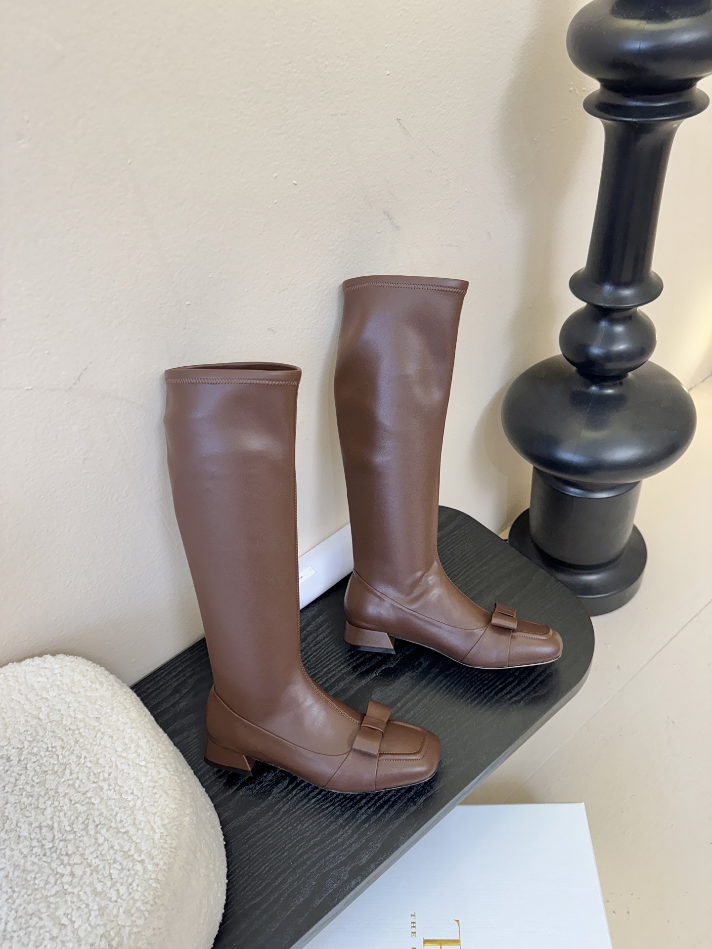 THE ROW 25ss秋冬新款 TR蝴蝶结方头粗跟弹力长靴弹力材质穿着起来舒适又有造型感，绝对是本季秋