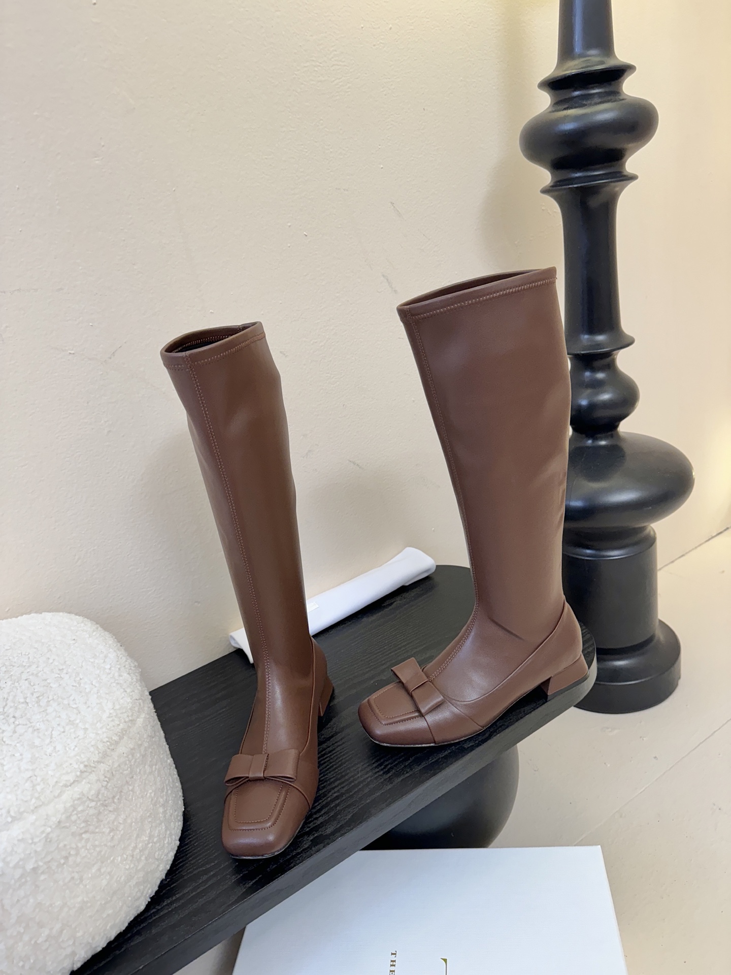 THE ROW 25ss秋冬新款 TR蝴蝶结方头粗跟弹力长靴弹力材质穿着起来舒适又有造型感，绝对是本季秋