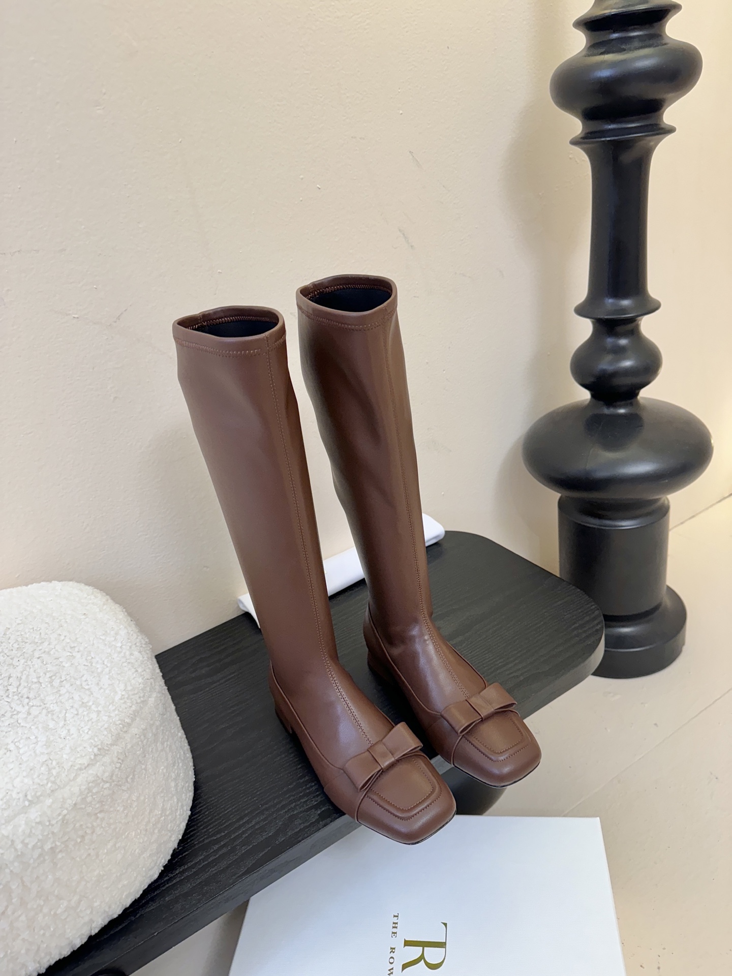 THE ROW 25ss秋冬新款 TR蝴蝶结方头粗跟弹力长靴弹力材质穿着起来舒适又有造型感，绝对是本季秋