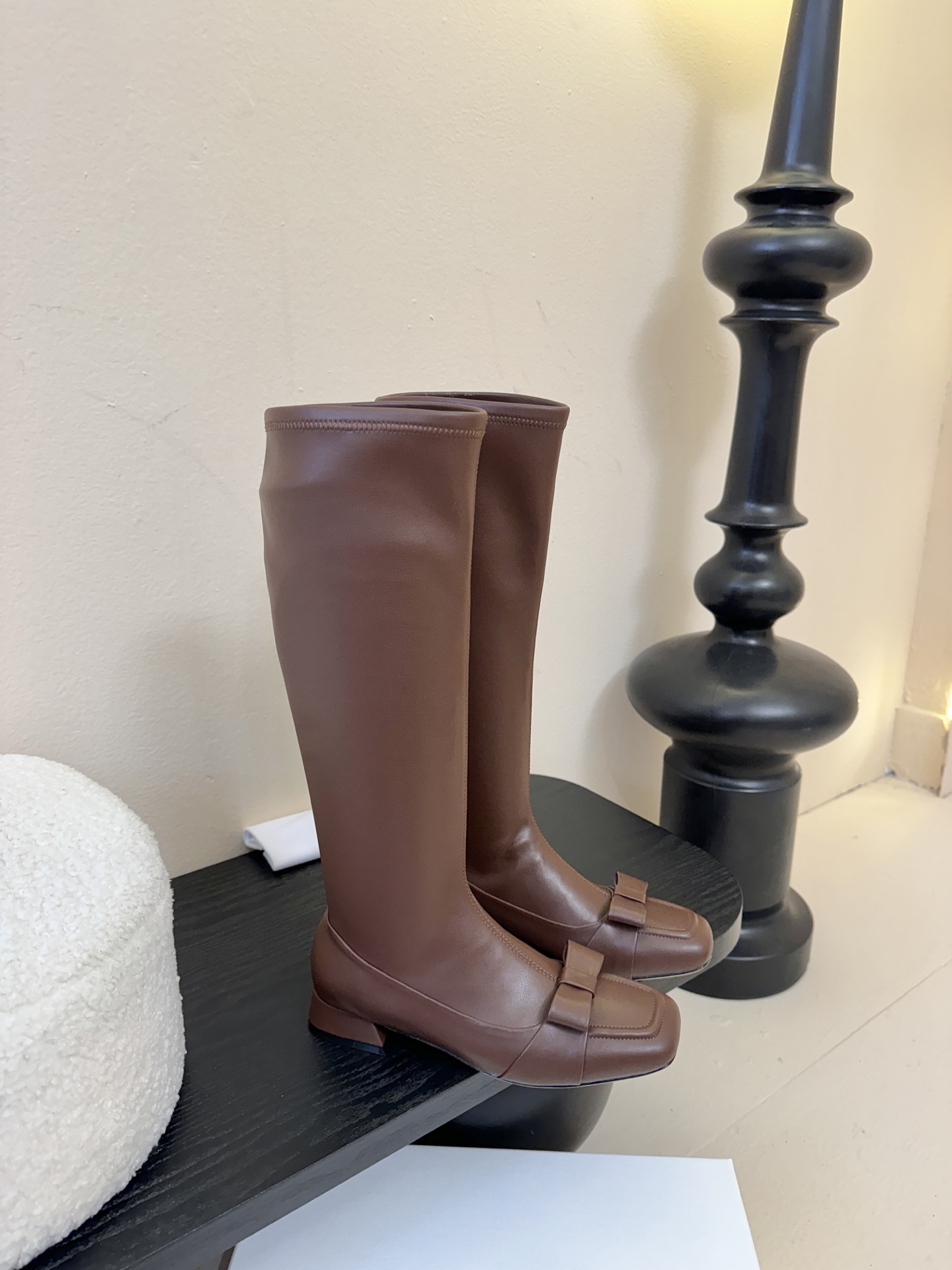 THE ROW 25ss秋冬新款 TR蝴蝶结方头粗跟弹力长靴弹力材质穿着起来舒适又有造型感，绝对是本季秋