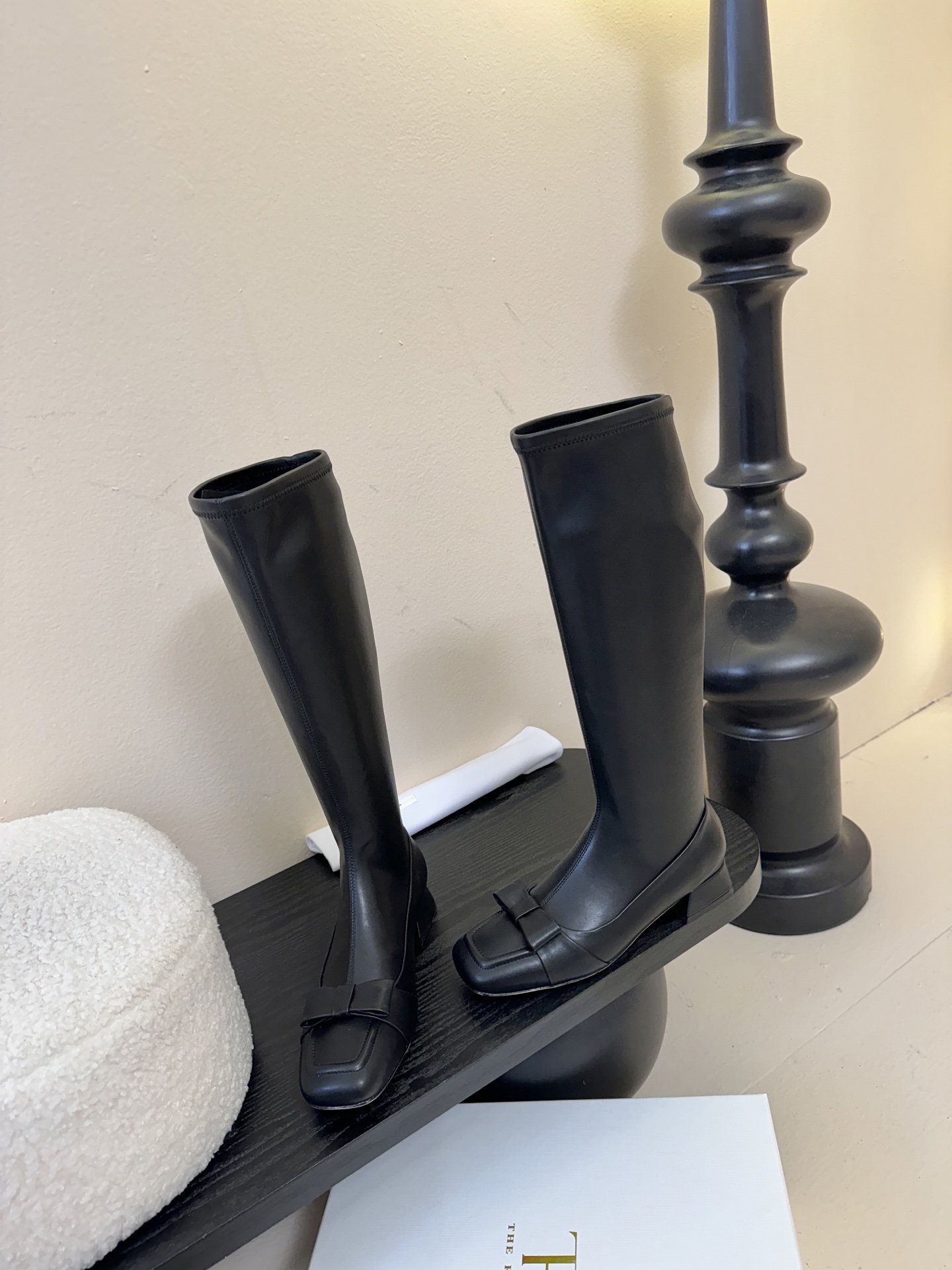 THE ROW 25ss秋冬新款 TR蝴蝶结方头粗跟弹力长靴弹力材质穿着起来舒适又有造型感，绝对是本季秋