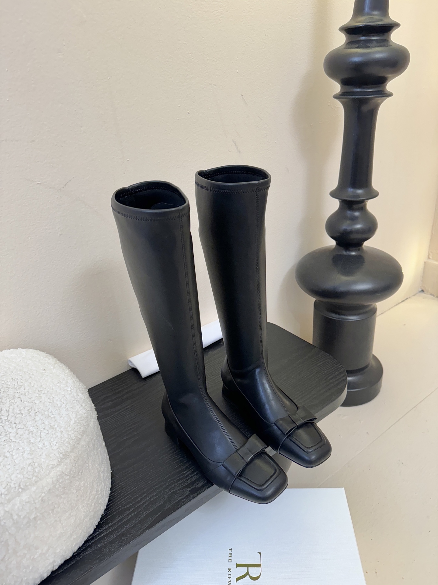 THE ROW 25ss秋冬新款 TR蝴蝶结方头粗跟弹力长靴弹力材质穿着起来舒适又有造型感，绝对是本季秋