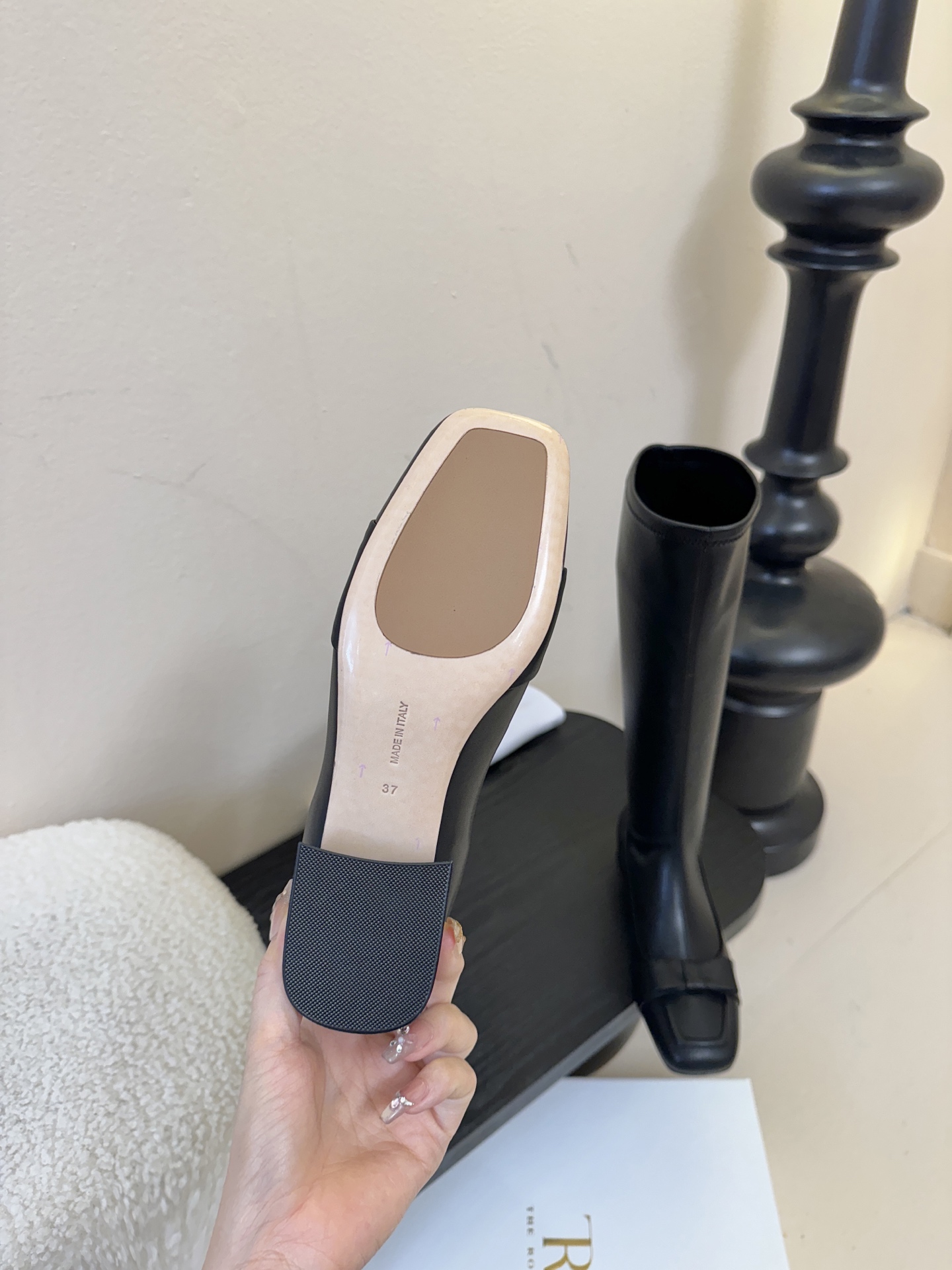 THE ROW 25ss秋冬新款 TR蝴蝶结方头粗跟弹力长靴弹力材质穿着起来舒适又有造型感，绝对是本季秋