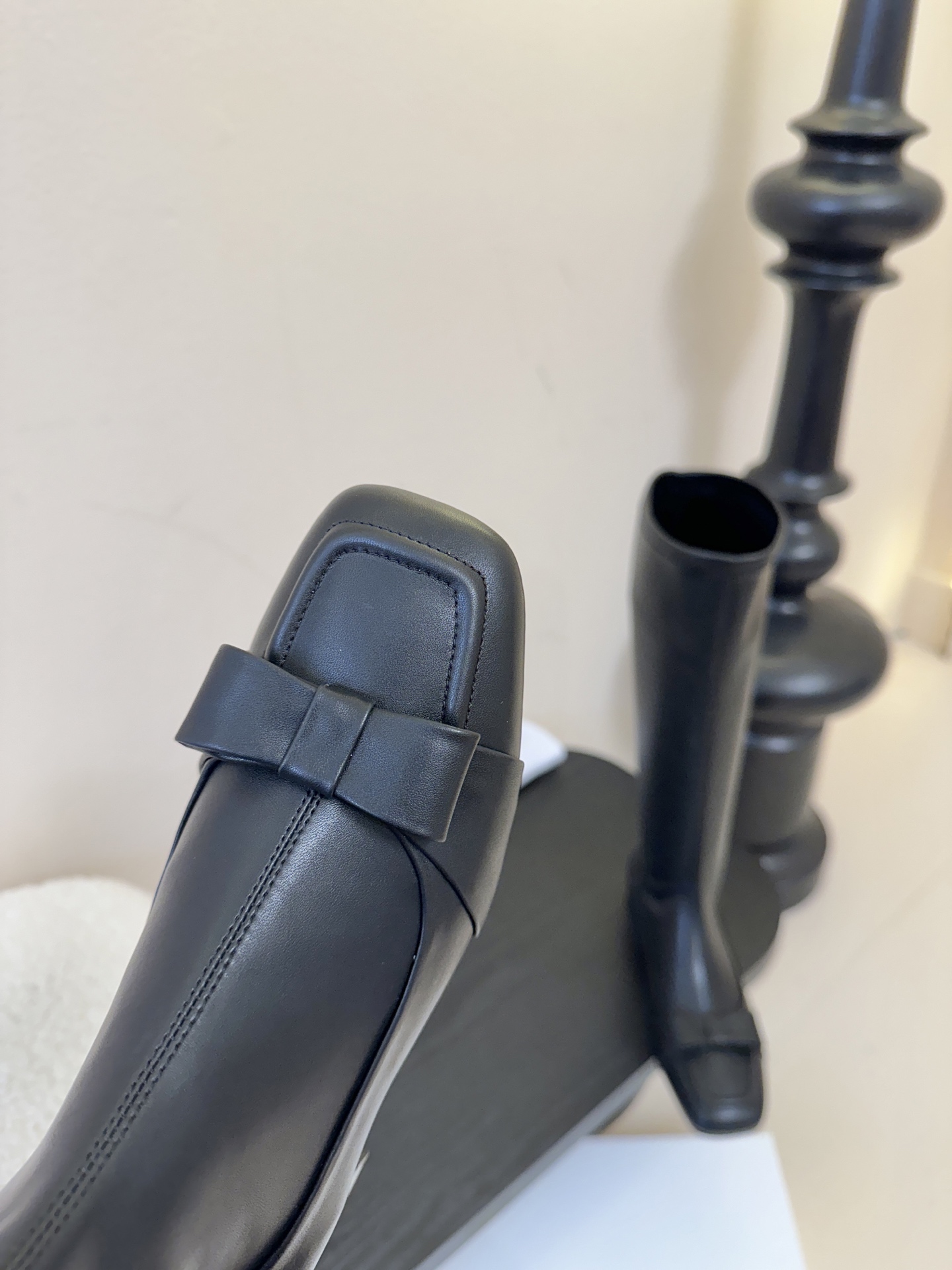 THE ROW 25ss秋冬新款 TR蝴蝶结方头粗跟弹力长靴弹力材质穿着起来舒适又有造型感，绝对是本季秋