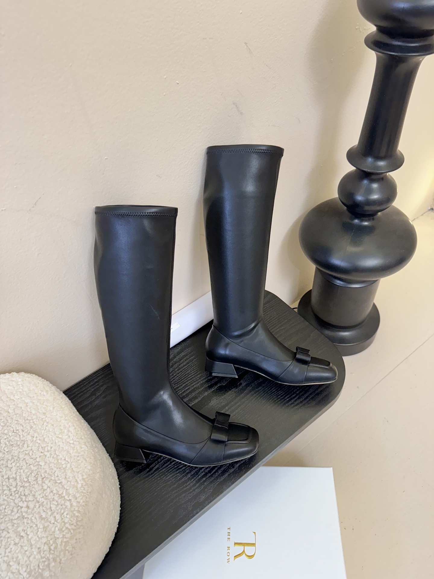 THE ROW 25ss秋冬新款 TR蝴蝶结方头粗跟弹力长靴弹力材质穿着起来舒适又有造型感，绝对是本季秋