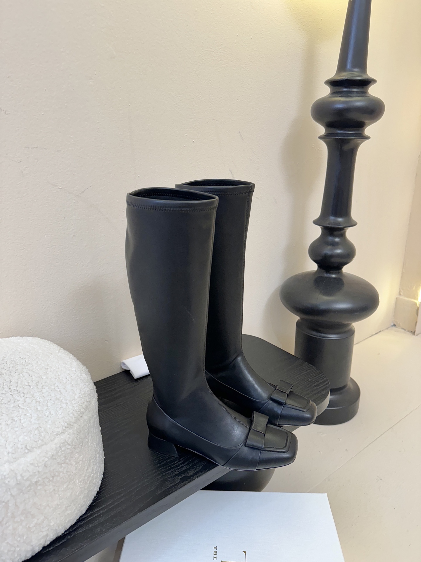 THE ROW 25ss秋冬新款 TR蝴蝶结方头粗跟弹力长靴弹力材质穿着起来舒适又有造型感，绝对是本季秋