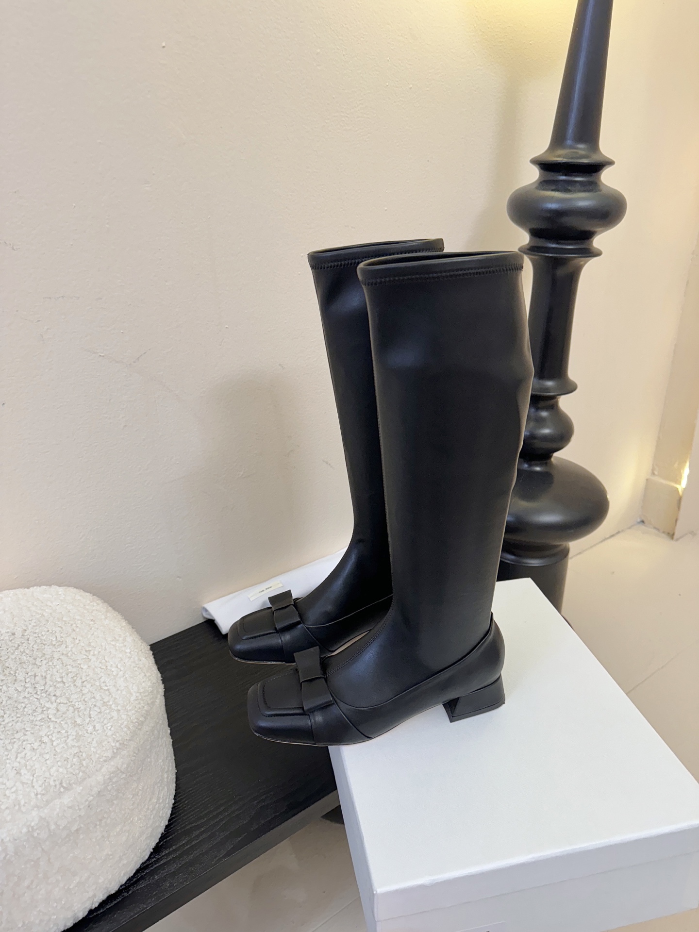 THE ROW 25ss秋冬新款 TR蝴蝶结方头粗跟弹力长靴弹力材质穿着起来舒适又有造型感，绝对是本季秋