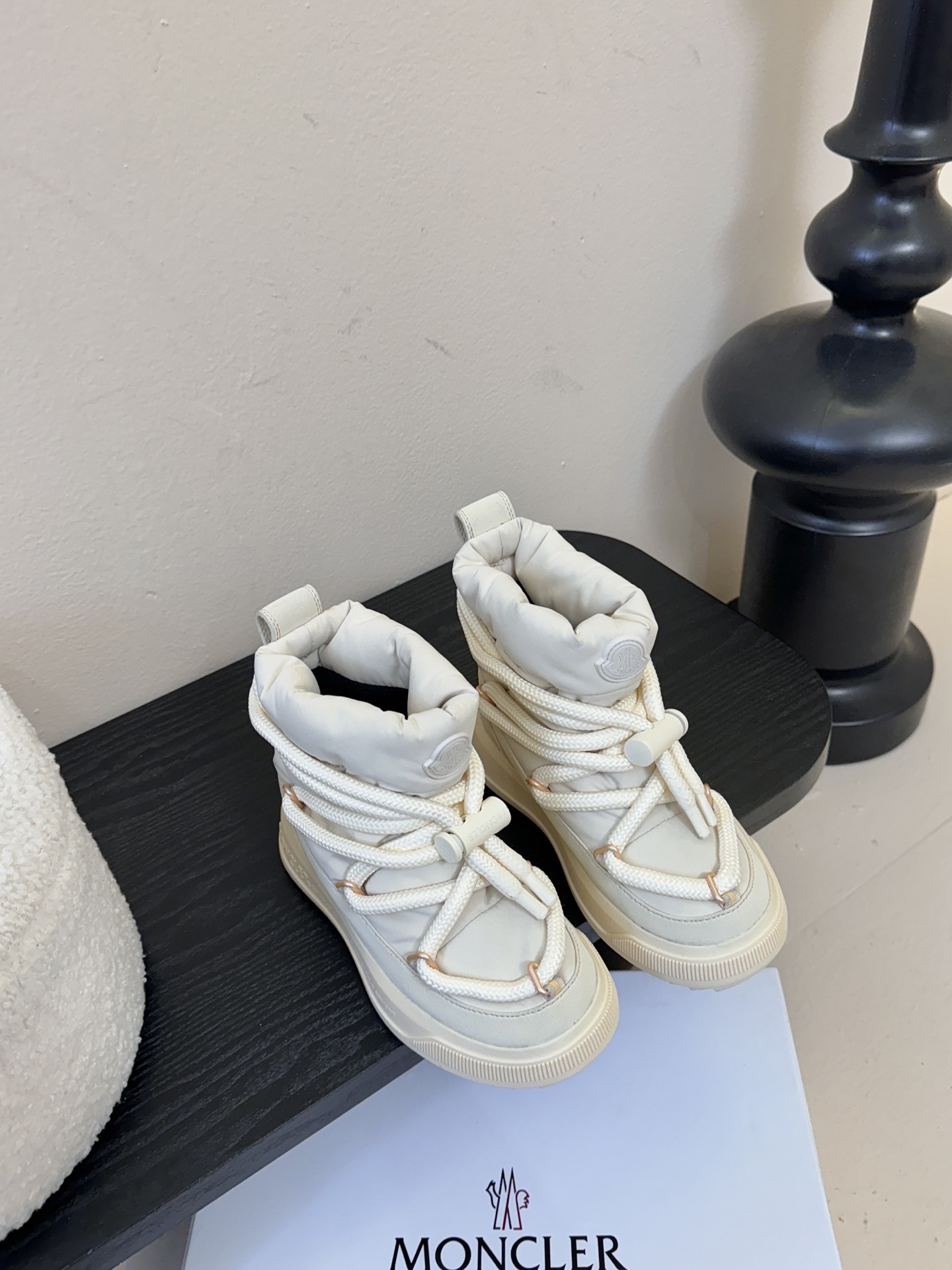 MONCLE* 高邦羽绒休闲鞋设计属于高帮休闲款式，鞋型时尚且富有层次感，鞋帮的褶皱设计和大鞋带元素增添