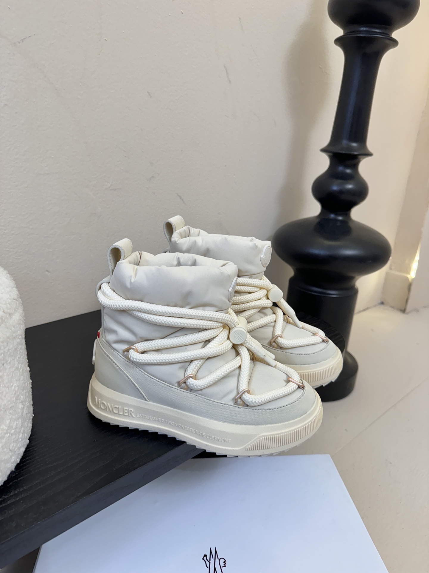 MONCLE* 高邦羽绒休闲鞋设计属于高帮休闲款式，鞋型时尚且富有层次感，鞋帮的褶皱设计和大鞋带元素增添