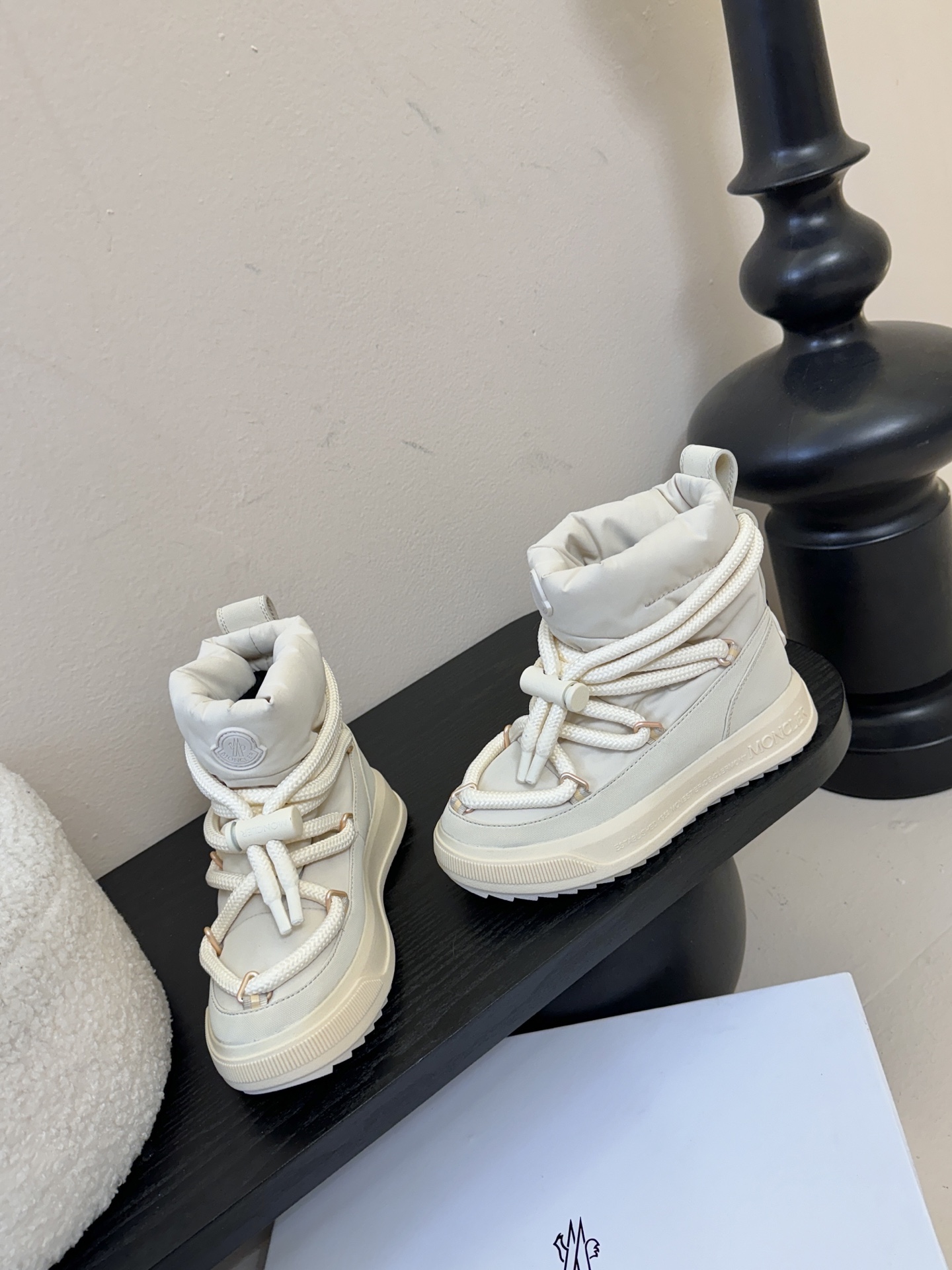 MONCLE* 高邦羽绒休闲鞋设计属于高帮休闲款式，鞋型时尚且富有层次感，鞋帮的褶皱设计和大鞋带元素增添