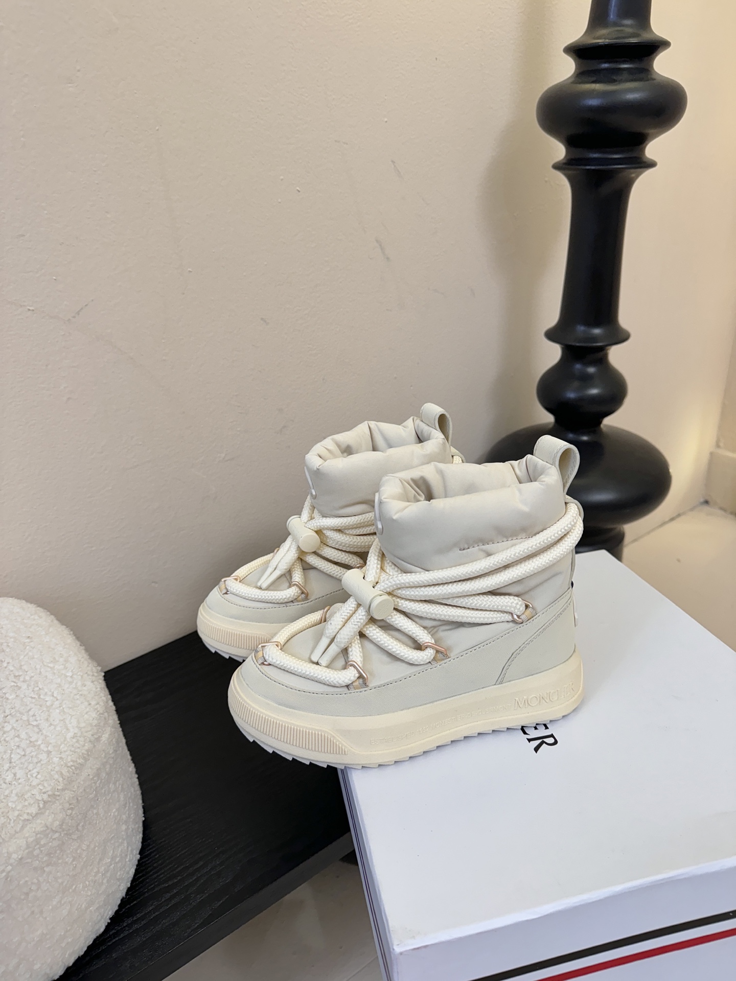 MONCLE* 高邦羽绒休闲鞋设计属于高帮休闲款式，鞋型时尚且富有层次感，鞋帮的褶皱设计和大鞋带元素增添