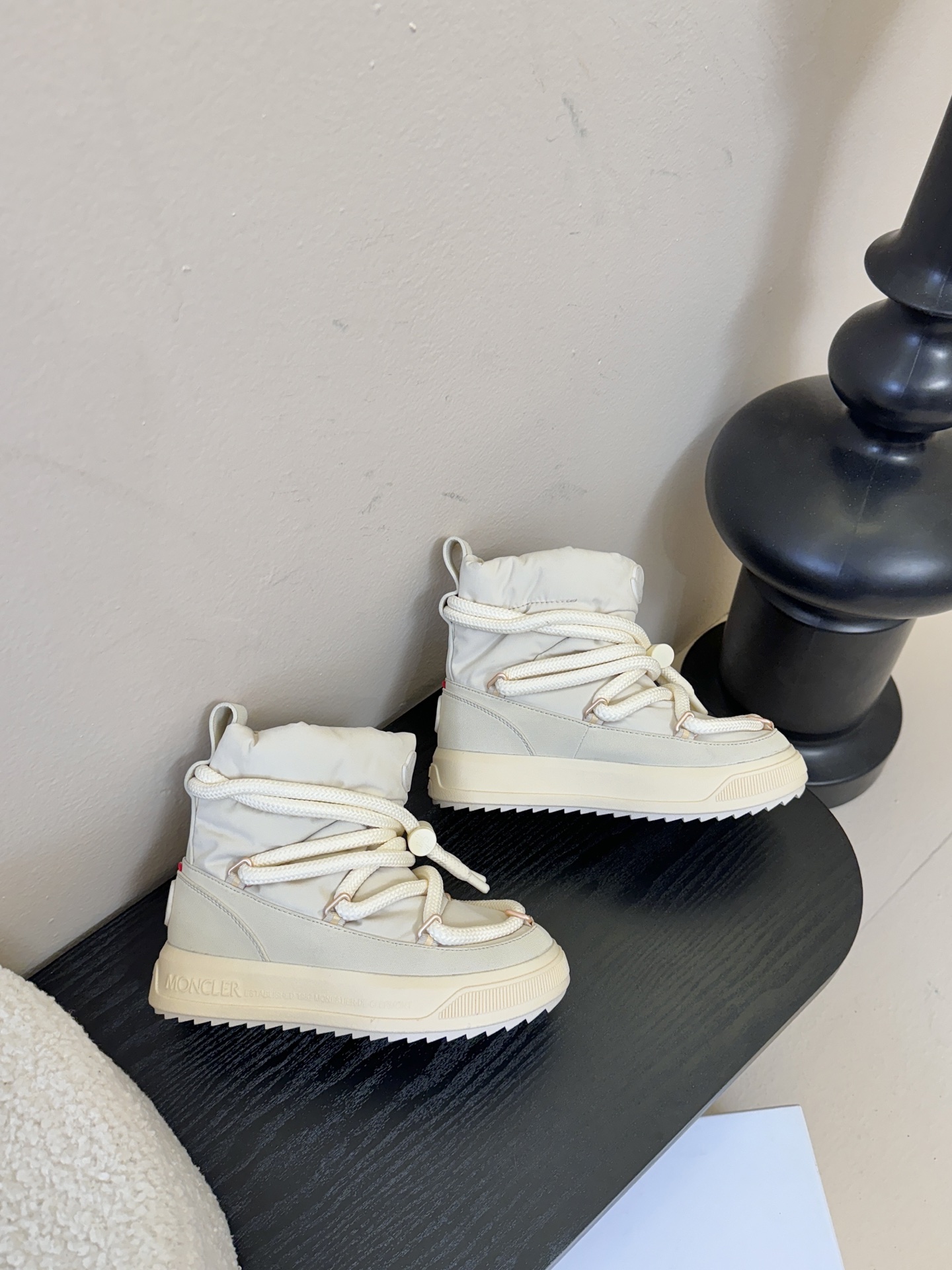 MONCLE* 高邦羽绒休闲鞋设计属于高帮休闲款式，鞋型时尚且富有层次感，鞋帮的褶皱设计和大鞋带元素增添