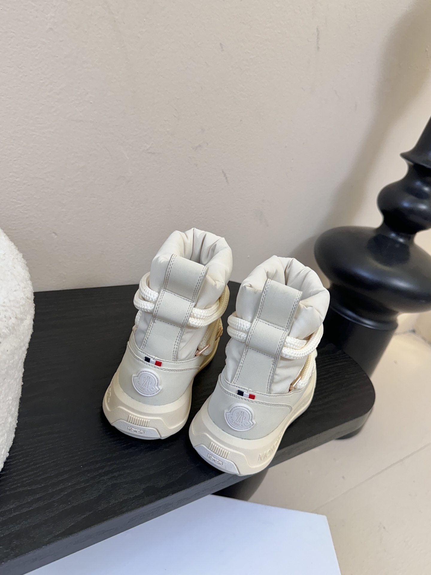 MONCLE* 高邦羽绒休闲鞋设计属于高帮休闲款式，鞋型时尚且富有层次感，鞋帮的褶皱设计和大鞋带元素增添