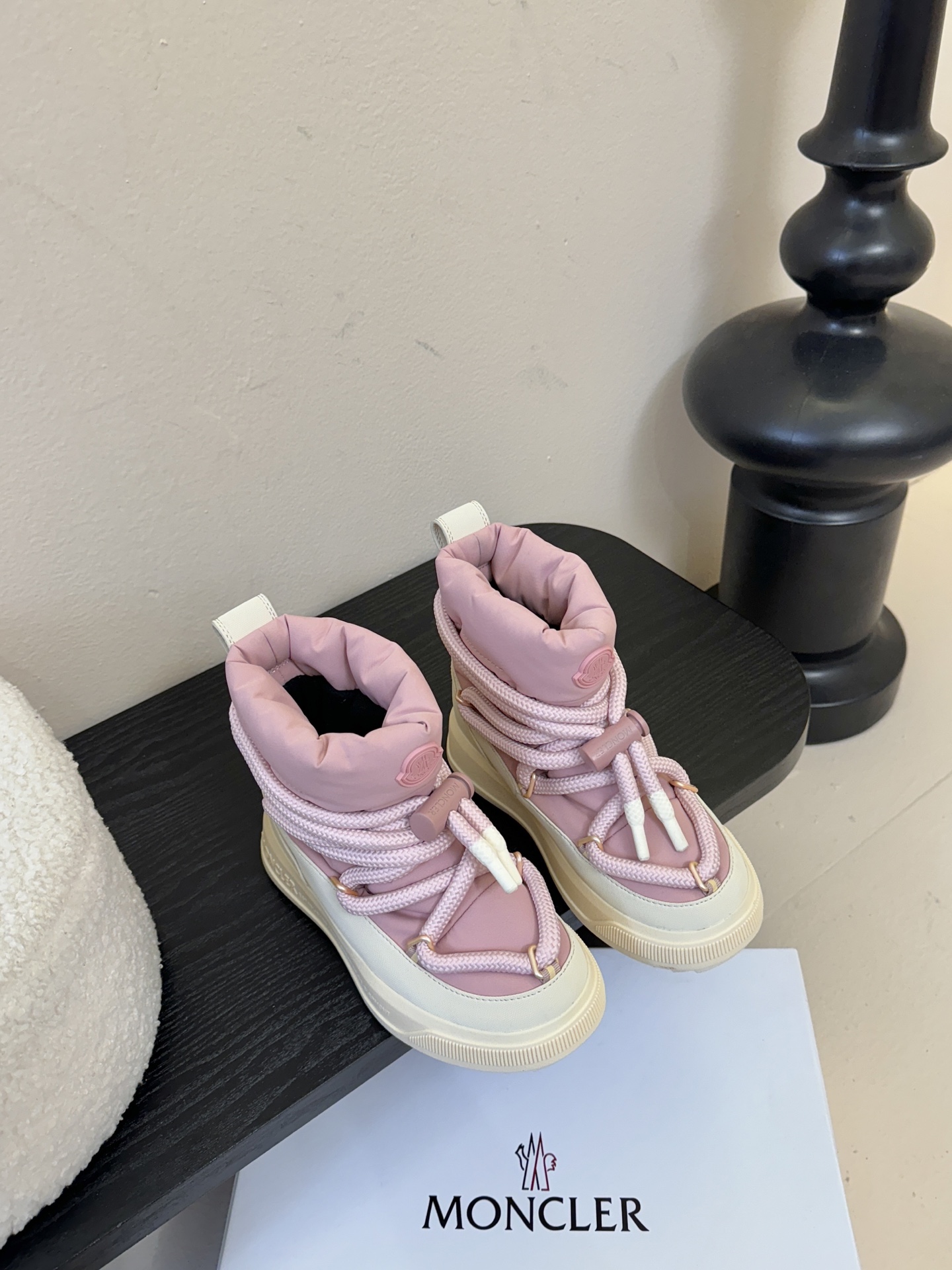 MONCLE* 高邦羽绒休闲鞋设计属于高帮休闲款式，鞋型时尚且富有层次感，鞋帮的褶皱设计和大鞋带元素增添