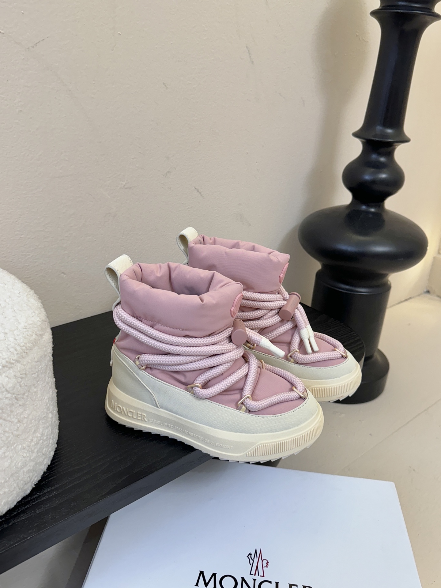 MONCLE* 高邦羽绒休闲鞋设计属于高帮休闲款式，鞋型时尚且富有层次感，鞋帮的褶皱设计和大鞋带元素增添