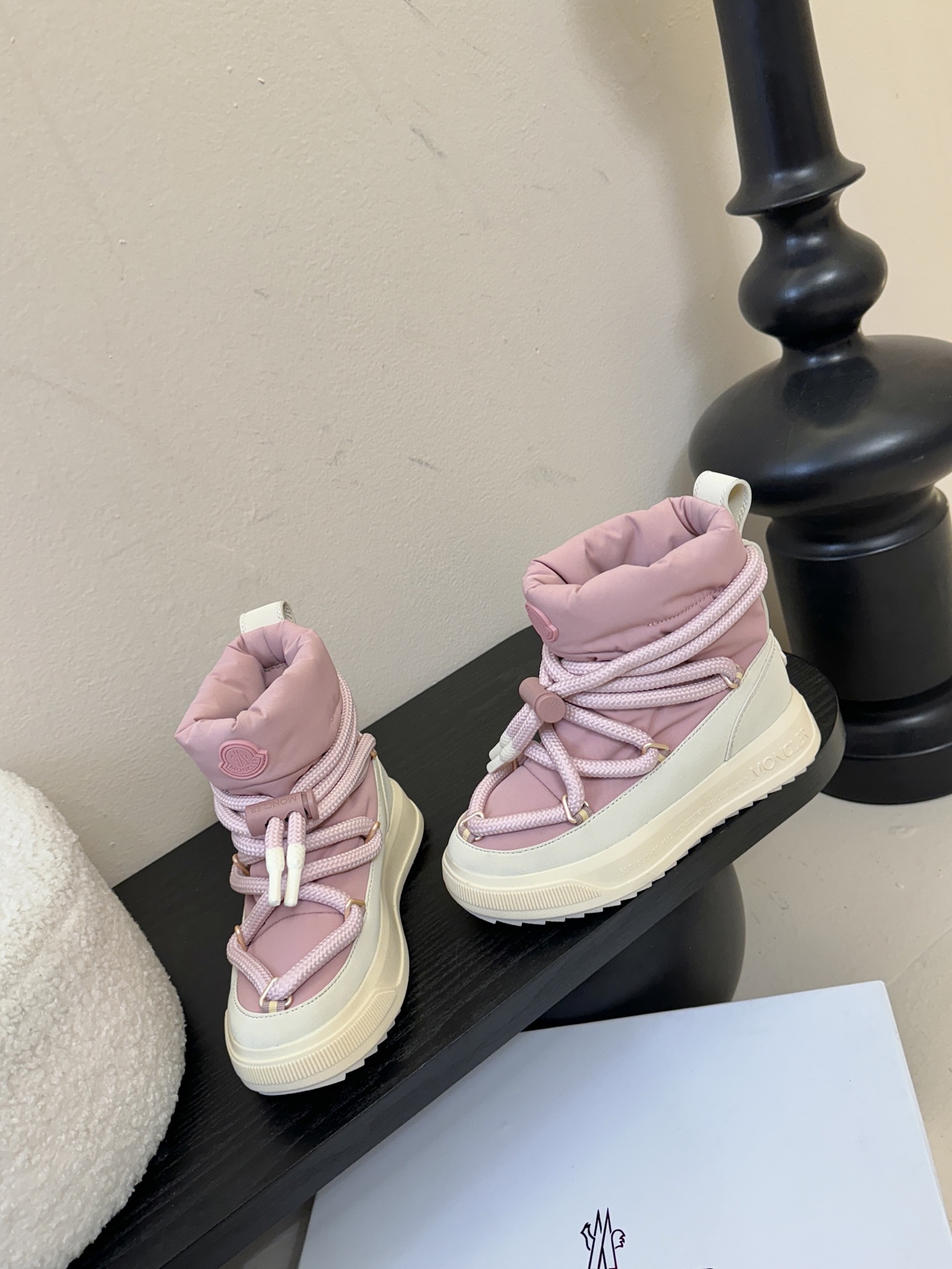 MONCLE* 高邦羽绒休闲鞋设计属于高帮休闲款式，鞋型时尚且富有层次感，鞋帮的褶皱设计和大鞋带元素增添