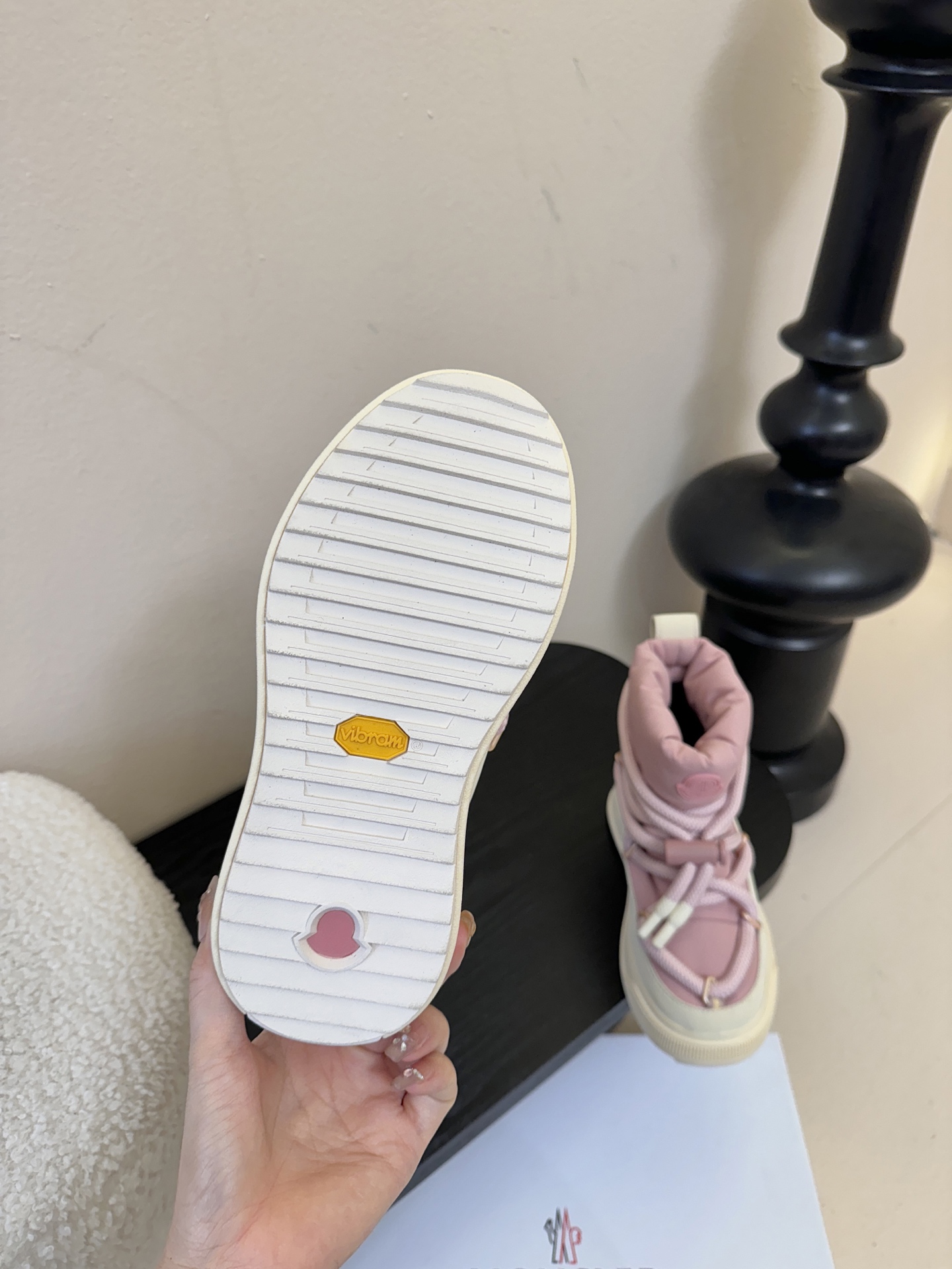 MONCLE* 高邦羽绒休闲鞋设计属于高帮休闲款式，鞋型时尚且富有层次感，鞋帮的褶皱设计和大鞋带元素增添