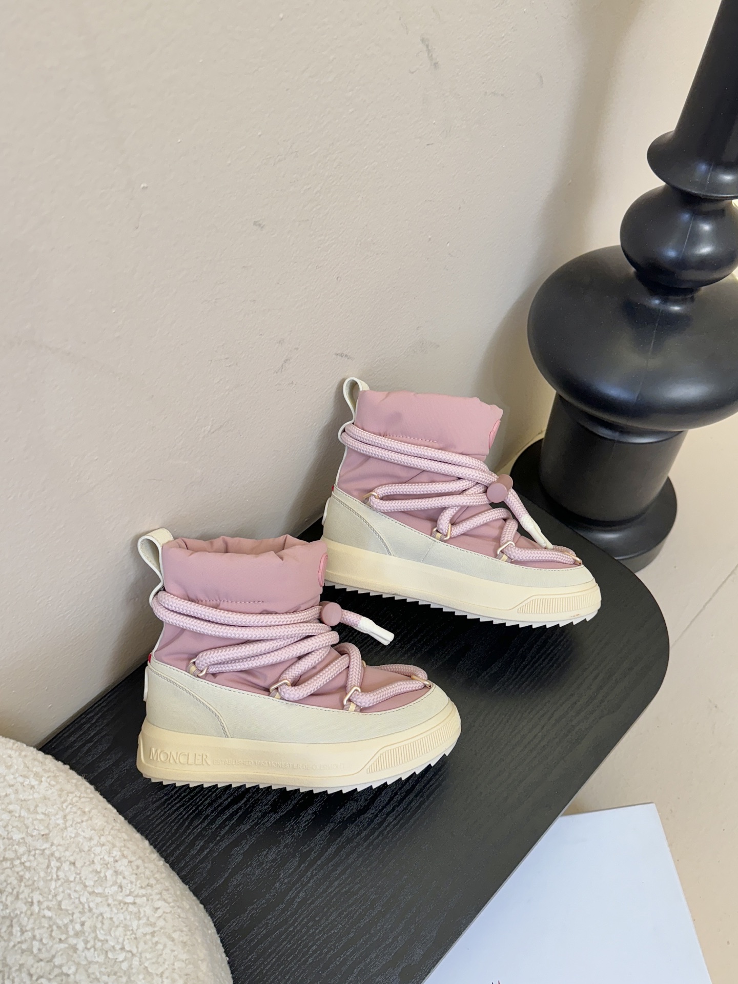 MONCLE* 高邦羽绒休闲鞋设计属于高帮休闲款式，鞋型时尚且富有层次感，鞋帮的褶皱设计和大鞋带元素增添