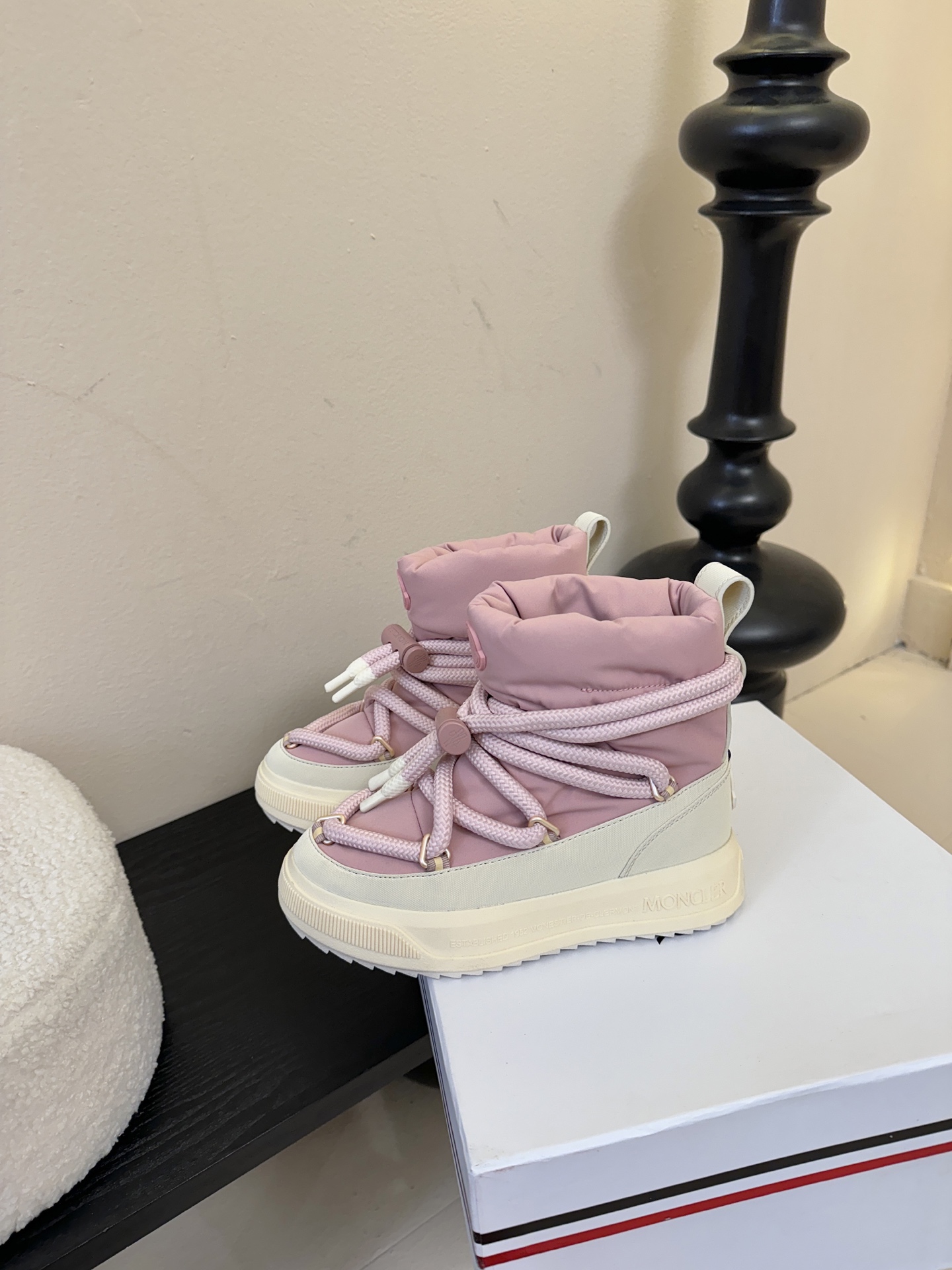 MONCLE* 高邦羽绒休闲鞋设计属于高帮休闲款式，鞋型时尚且富有层次感，鞋帮的褶皱设计和大鞋带元素增添