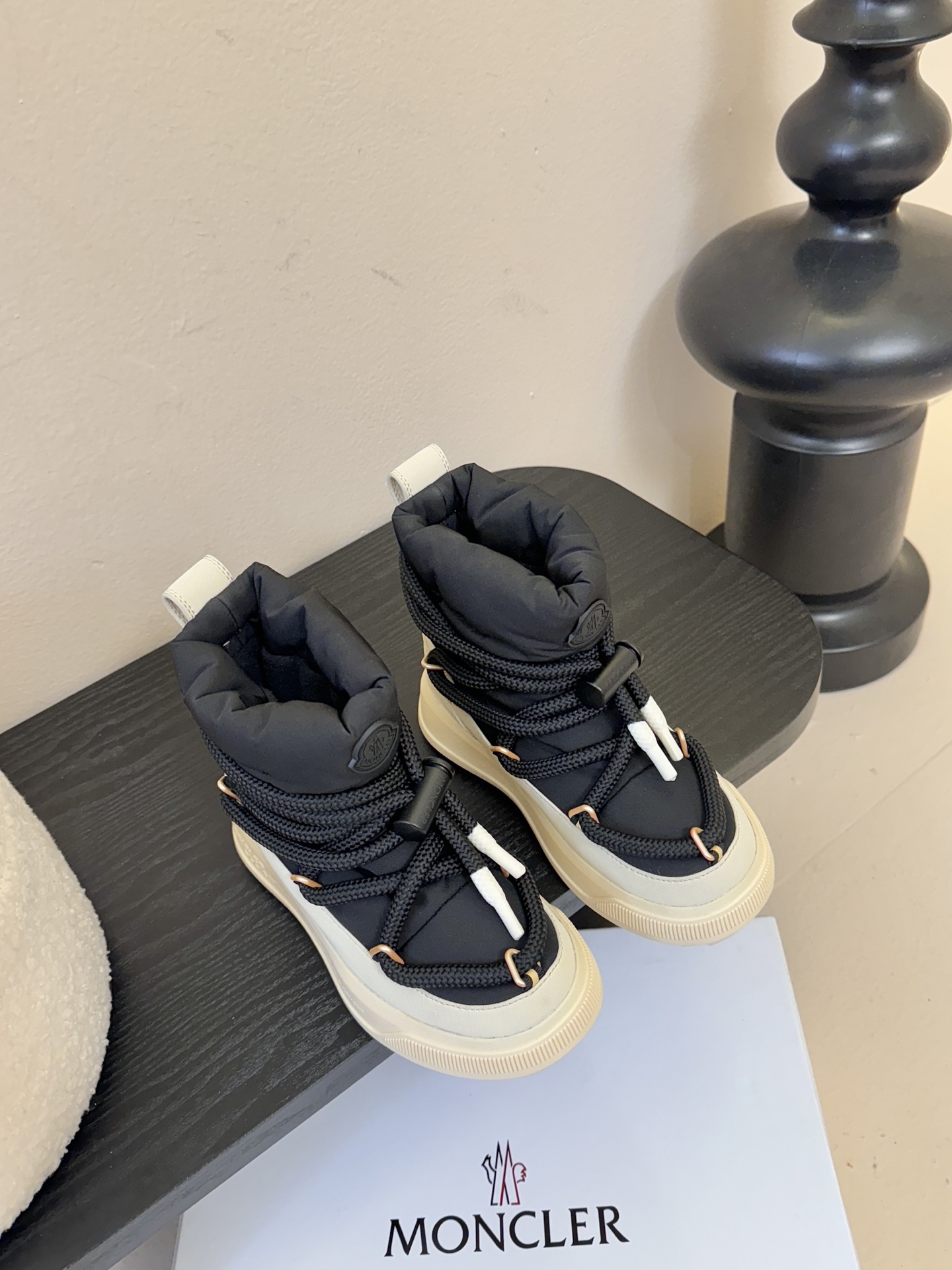 MONCLE* 高邦羽绒休闲鞋设计属于高帮休闲款式，鞋型时尚且富有层次感，鞋帮的褶皱设计和大鞋带元素增添